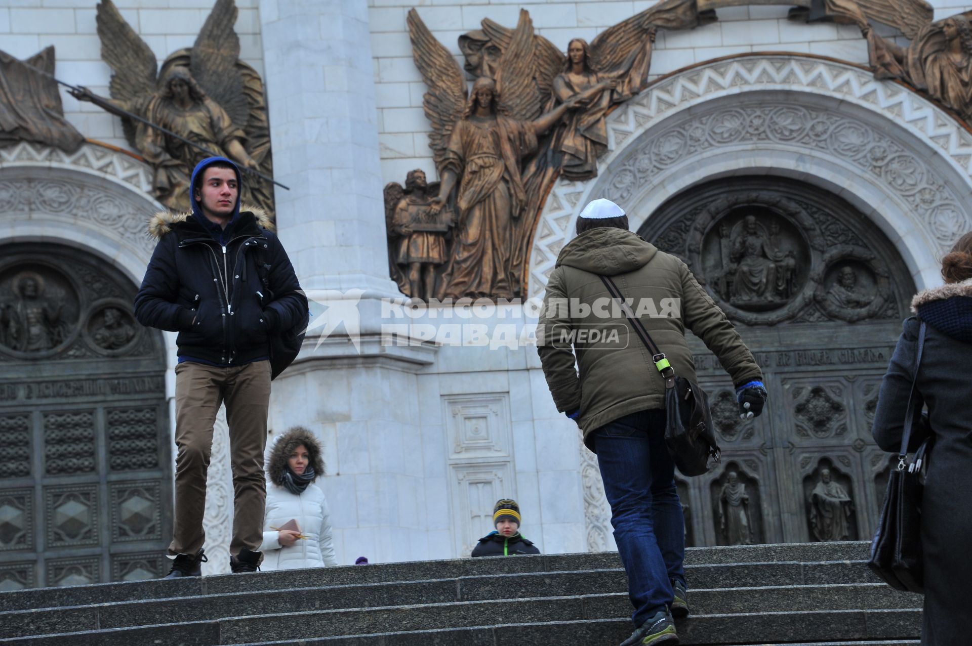 Москва. Корреспондент КП Олег Адамович в кипе идет по улице.