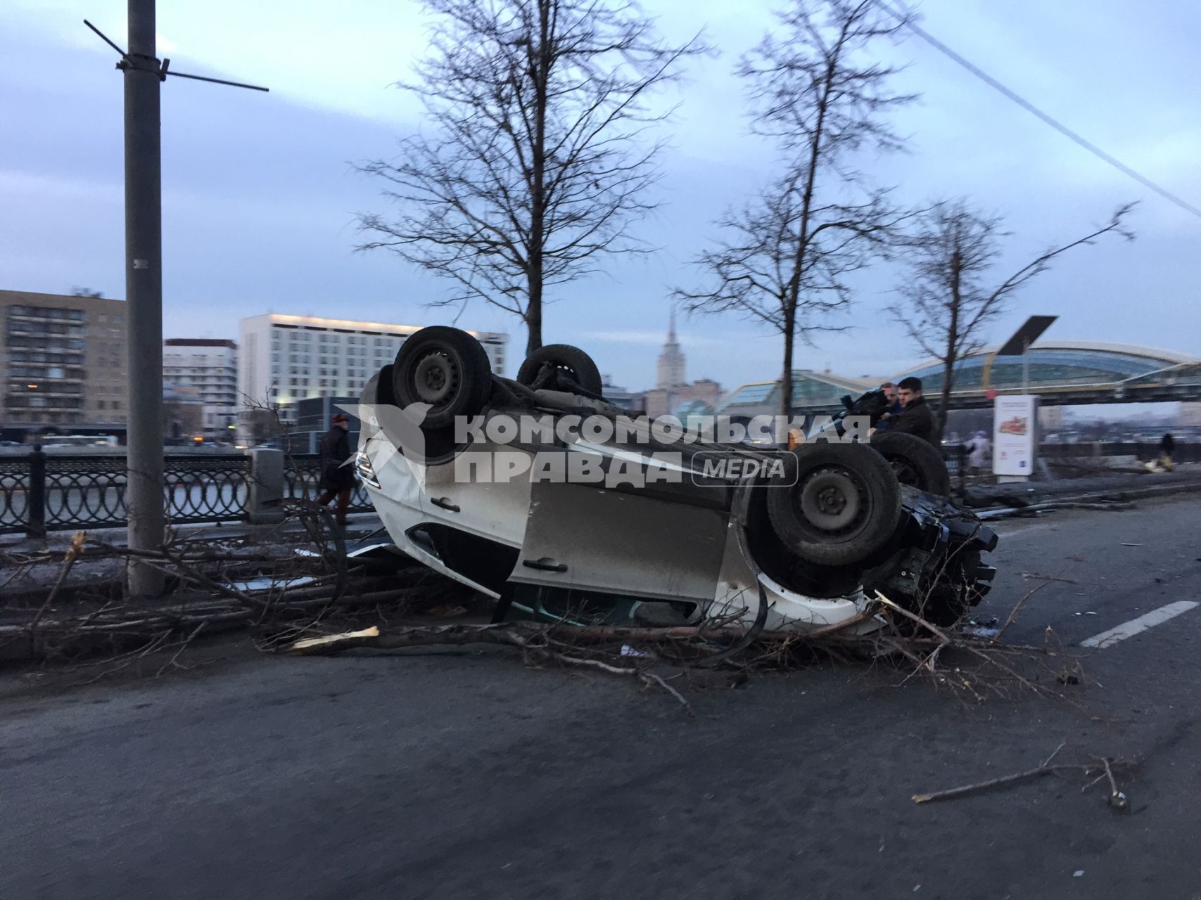 Москва. Автомобиль, пострадавший в результате ДТП на Саввинской набережной.