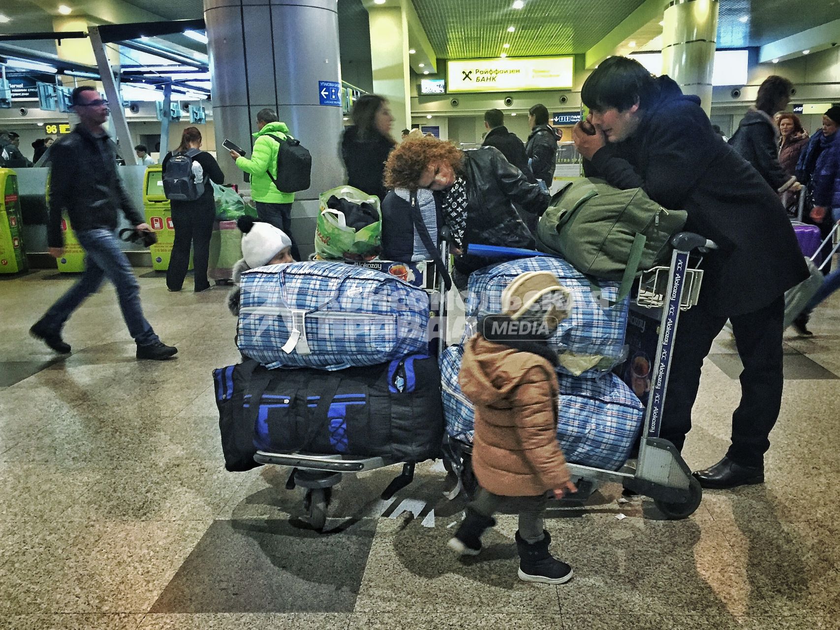 Москва. Пассажиры с детьми в аэропорту Домодедово.