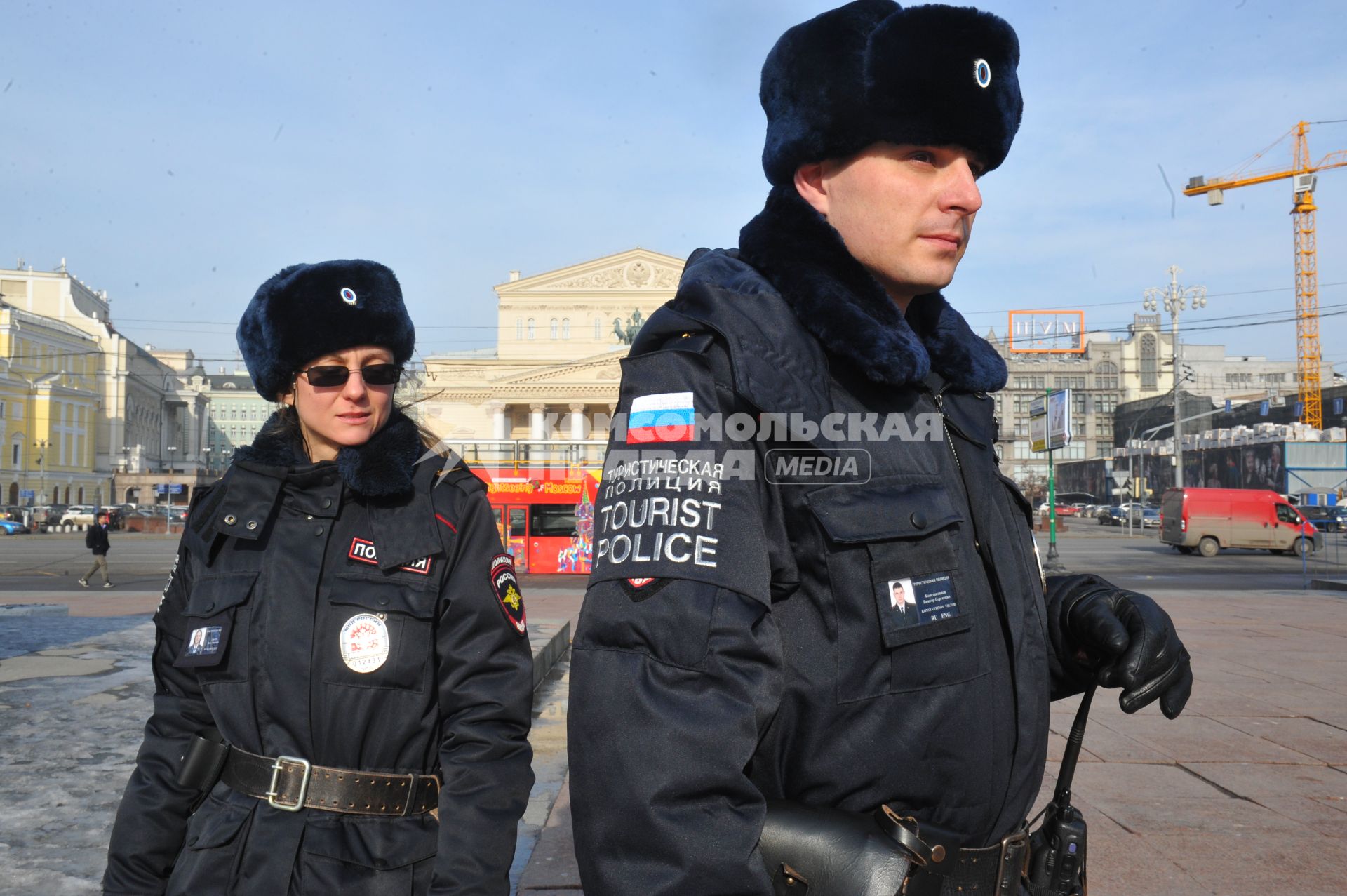 Москва. Сотрудники туристической полиции патрулируют Театральный проезд для оказания помощи иностранцам.