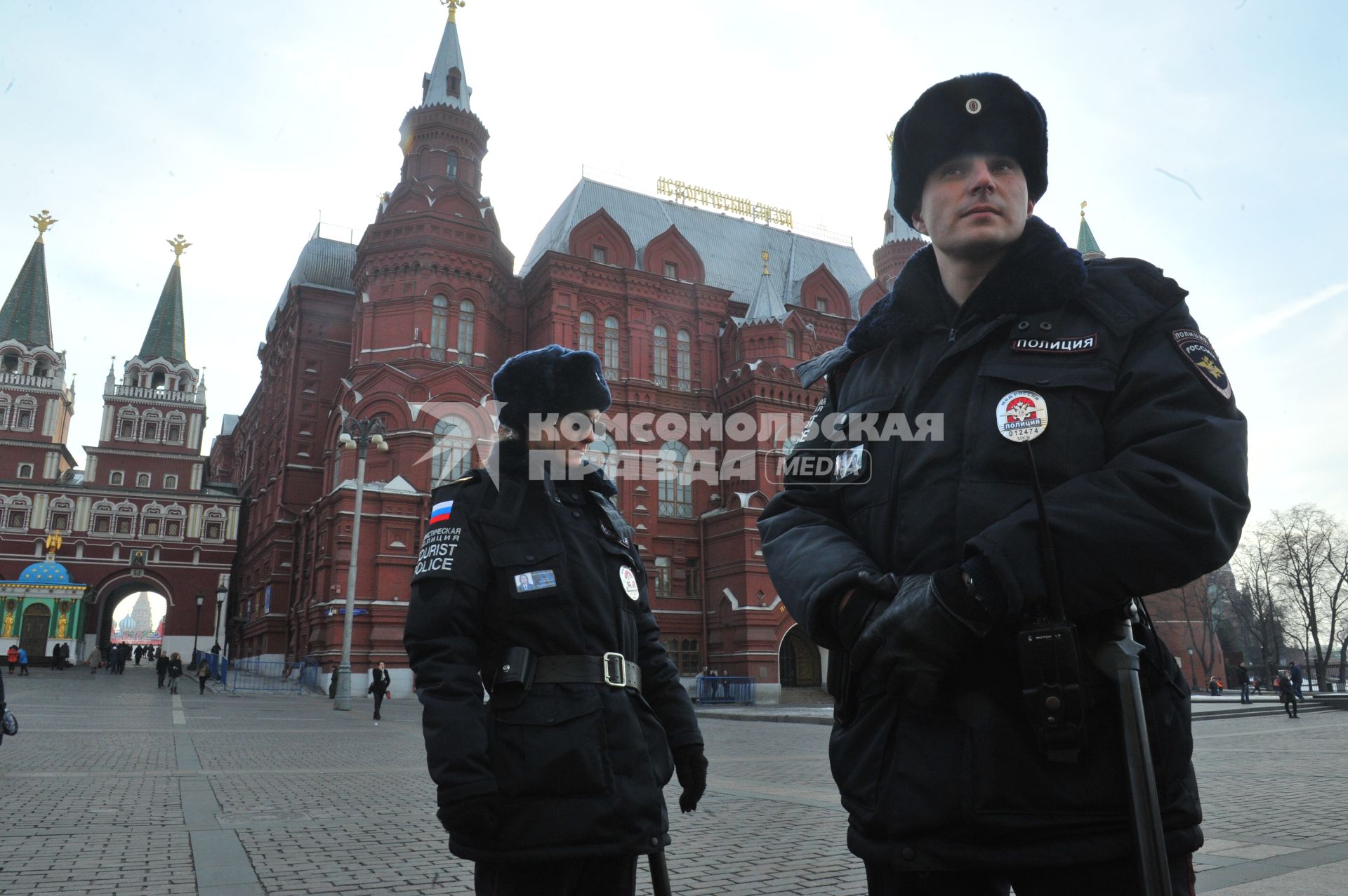 Москва. Сотрудники туристической полиции патрулируют Манежную площадь для оказания помощи иностранцам.