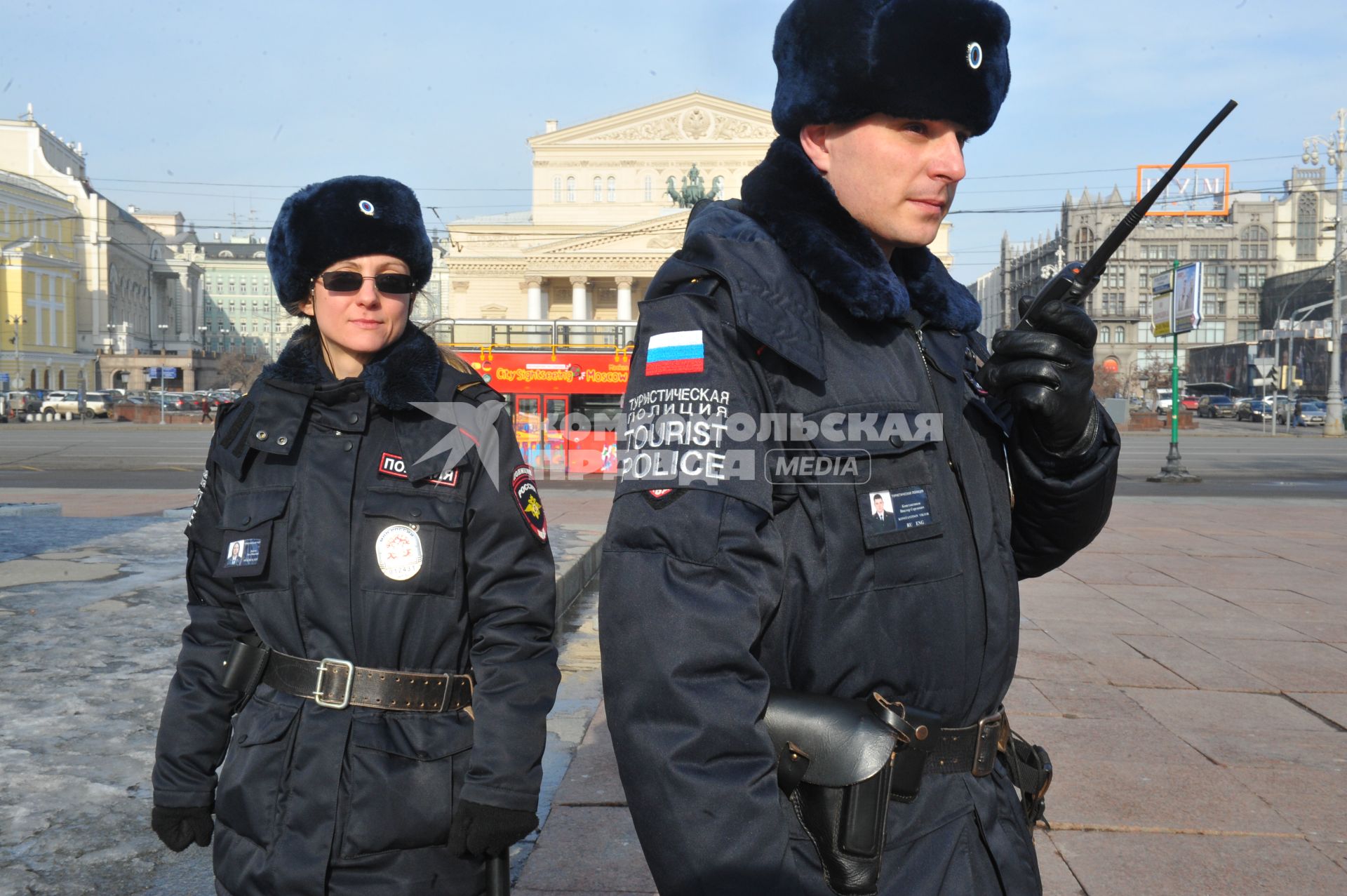 Москва. Сотрудники туристической полиции патрулируют Театральный проезд для оказания помощи иностранцам.