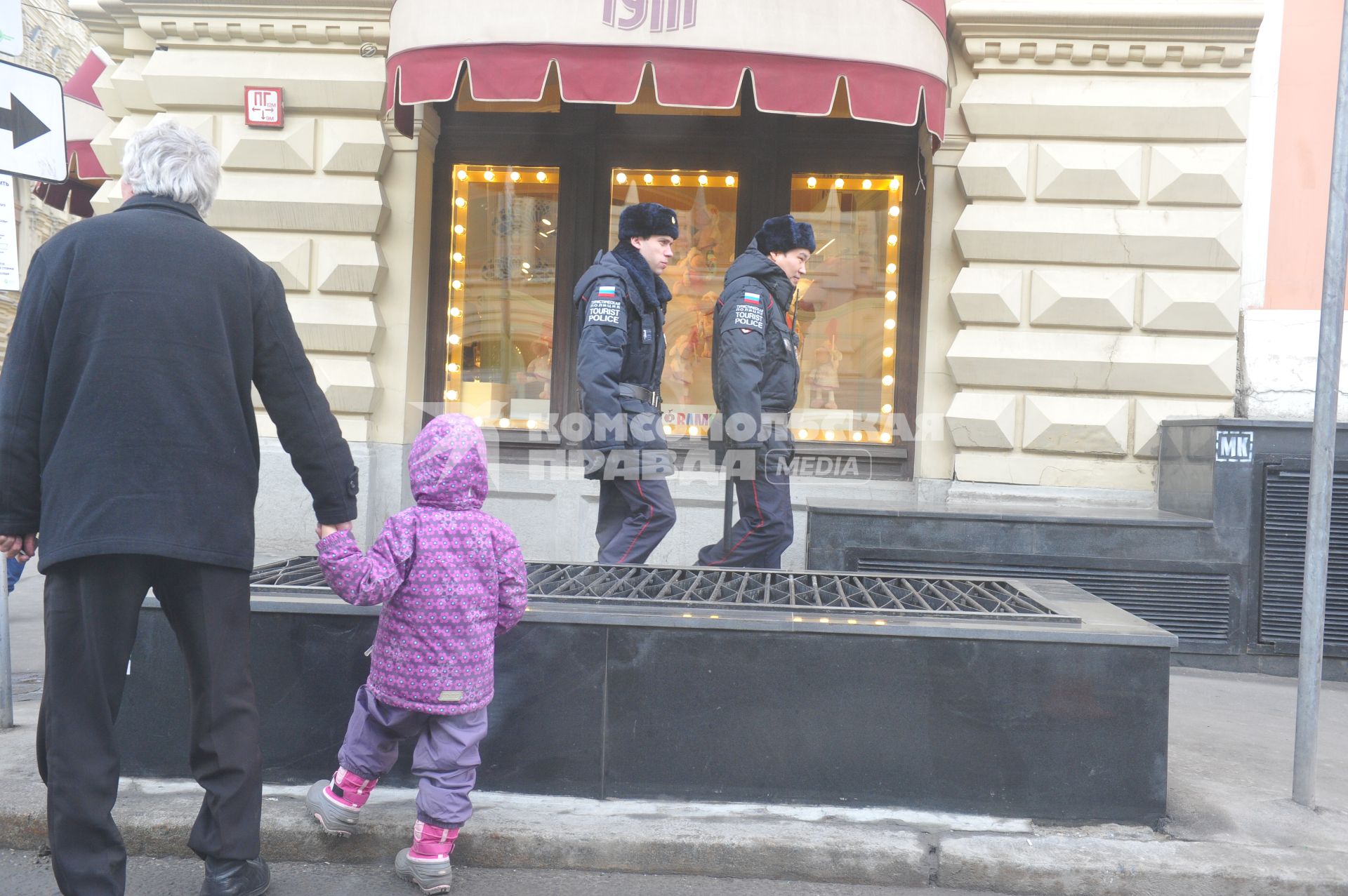 Москва. Сотрудники туристической полиции патрулируют Красную площадь для оказания помощи иностранцам.