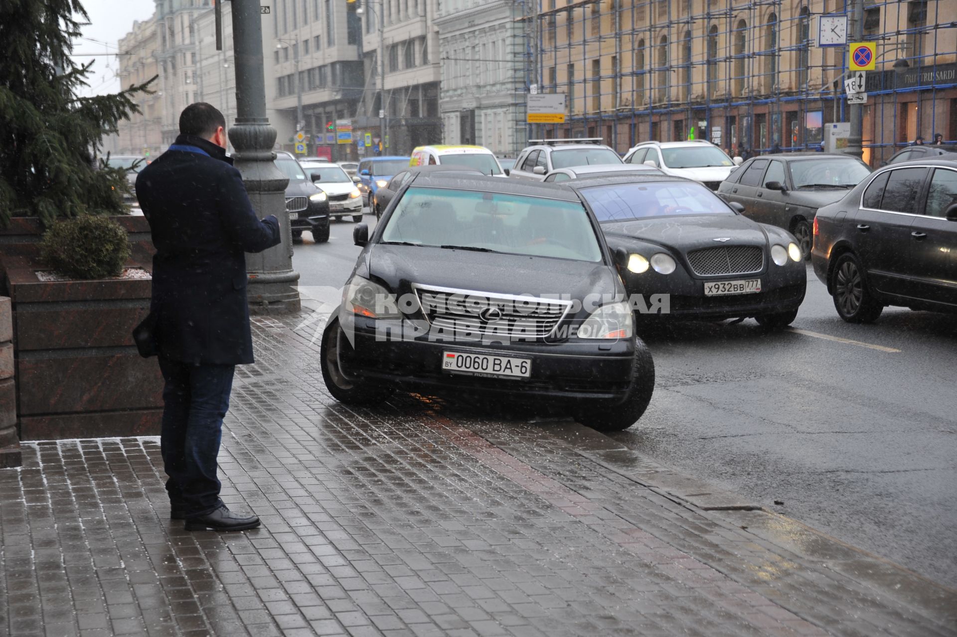 Москва.    Автомобильное движение на Тверской улице.