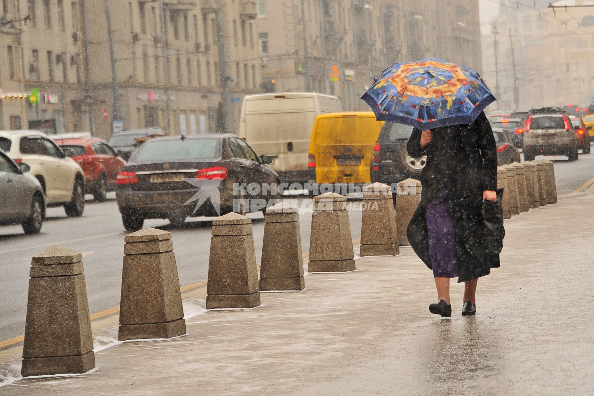 Москва.   Женщина с зонтом  во время снегопада.