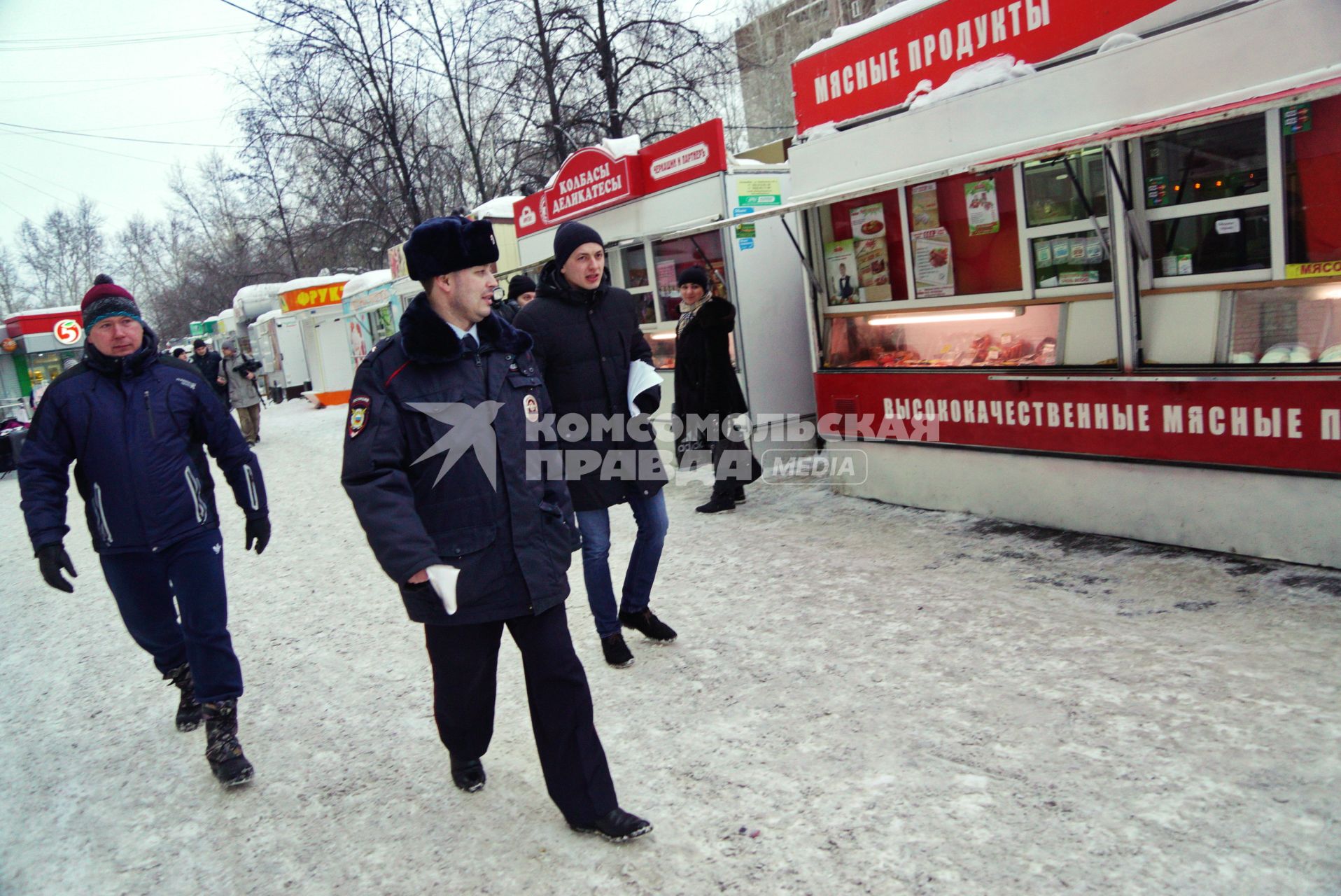 Екатеринбург. Полицейский и сотрудники комитета по товарному рынку во время совместного рейда администрации Екатеринбурга и полиции по пресечению незаконной торговли.