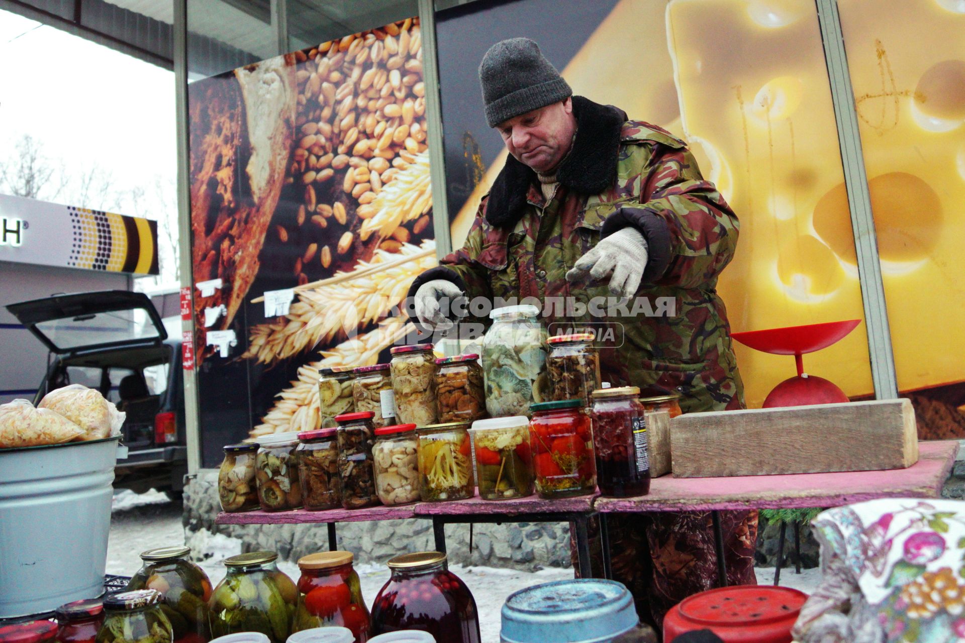 Екатеринбург. Торговец собирает свой товар во время совместного рейда администрации Екатеринбурга и полиции по пресечению незаконной торговли.