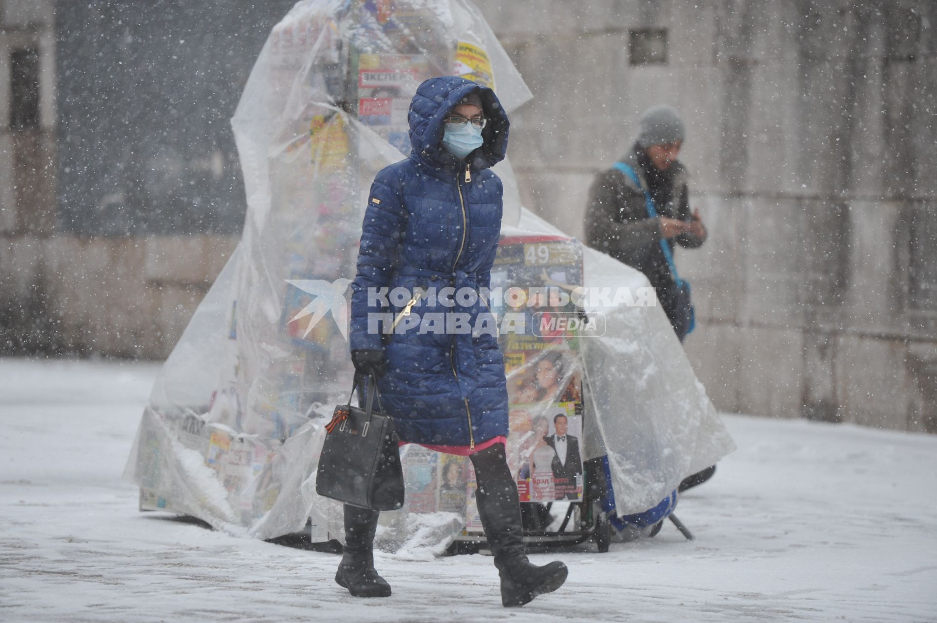 Москва.   Женщина в медицинской маске на одной из улиц города.