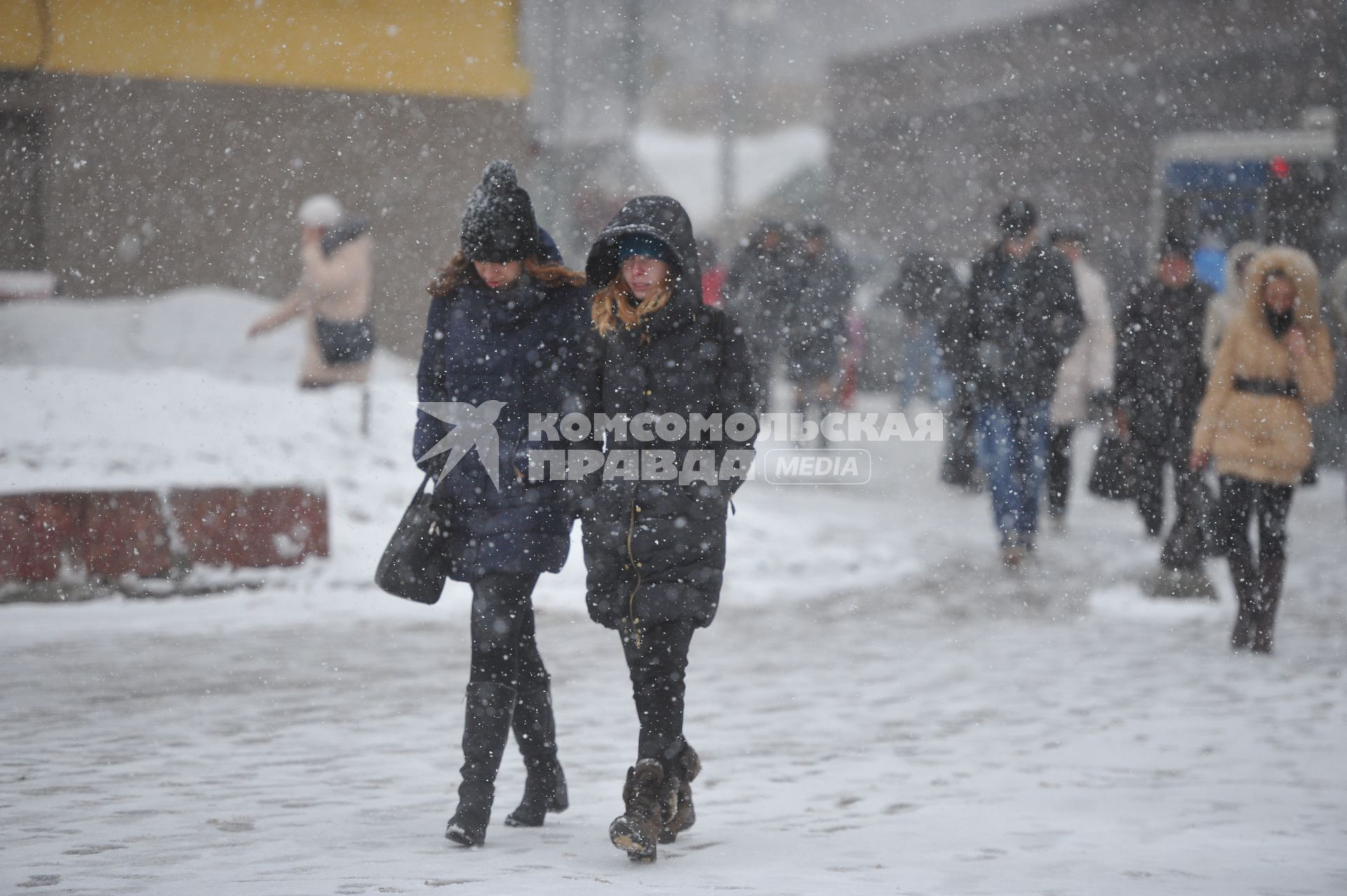 Москва.    Прохожие во время снегопада.