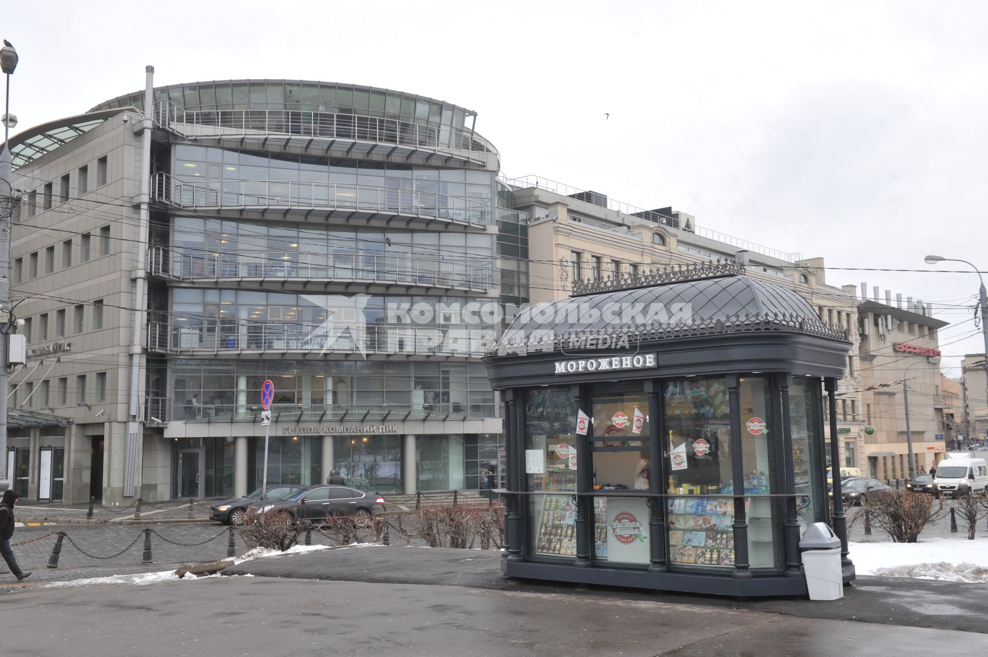 Москва.    Киоск нового образца `Мороженое` у станции метро `Баррикадная`.