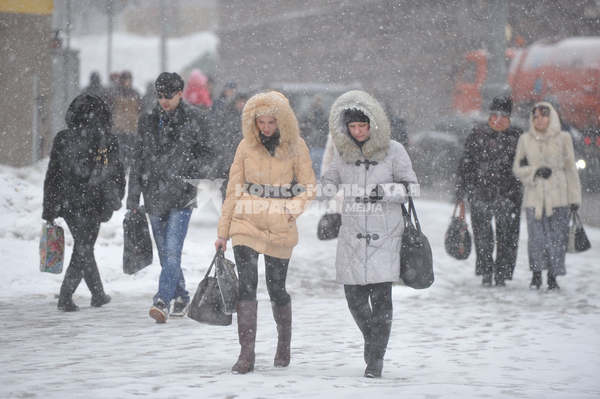 Москва.    Прохожие во время снегопада.