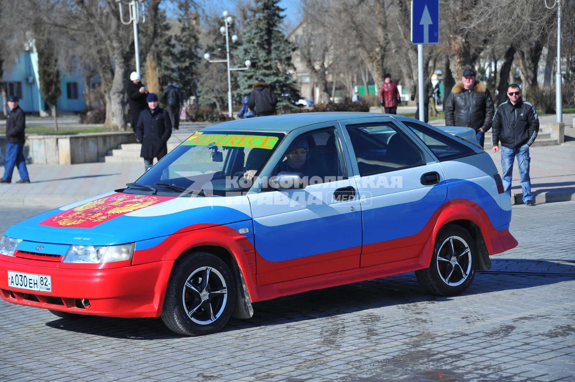 Евпатория. Автомобиль в цветах российского флага.