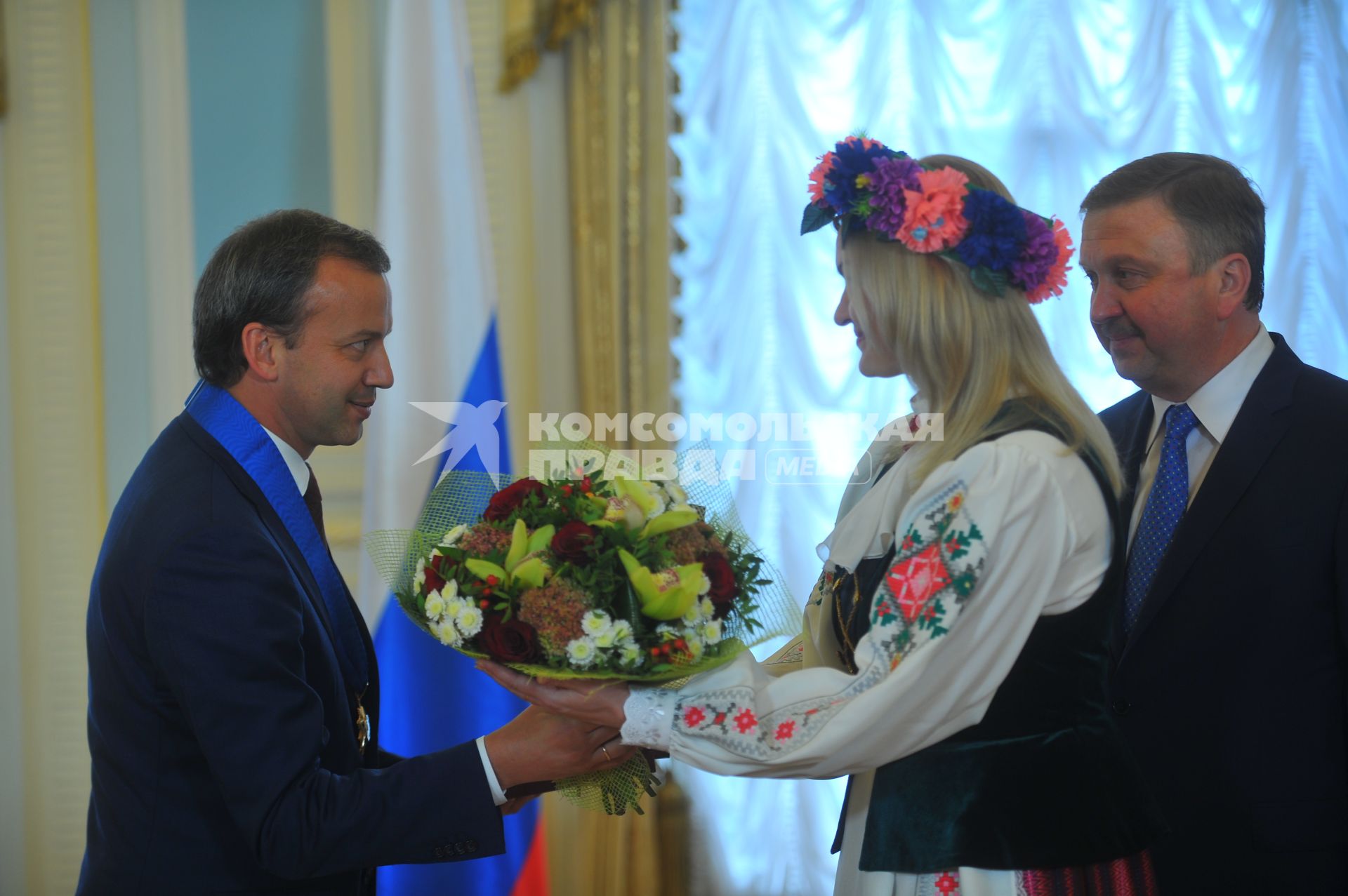 Москва.  Вице-премьер РФ Аркадий Дворкович, награжденный орденом Дружбы народов и премьер-министр Белоруссии Андрей Кобяков (справа) на церемонии открытия Делового и культурного комплекса посольства Белоруссии в РФ.