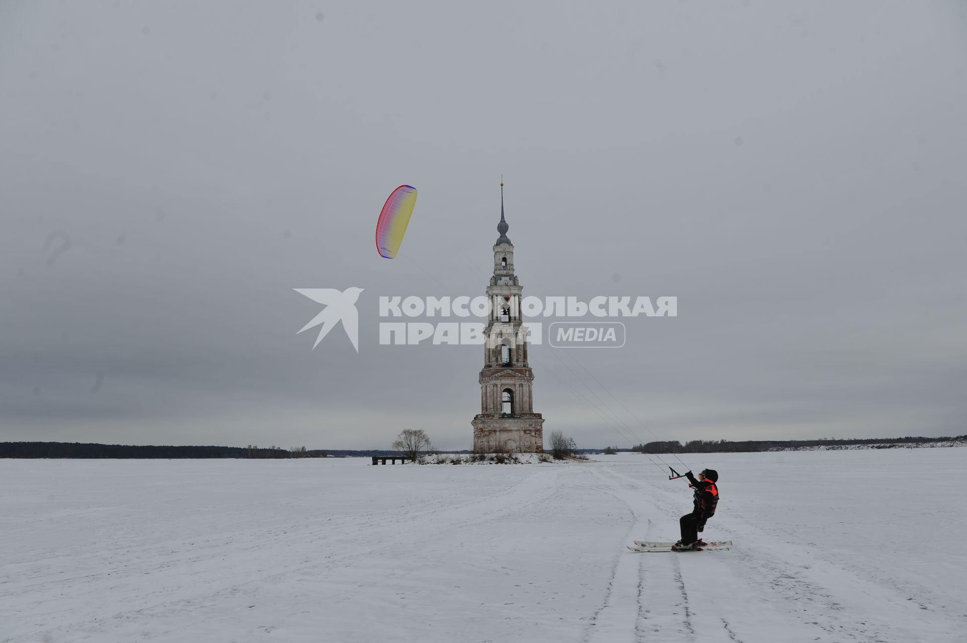 Тверская область, г. Калязин.    Вид на колокольню Никольского собора, расположенную на искусственном острове Угличского водохранилища.