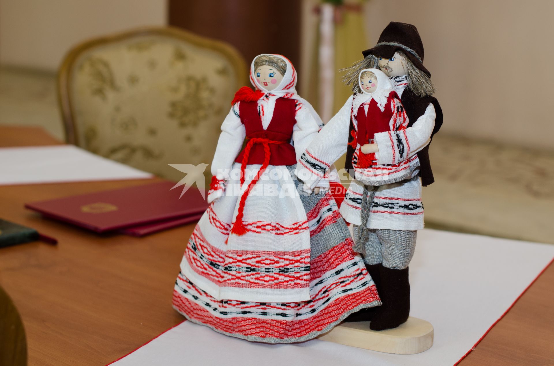 Самара. Куклы в национальном белорусском костюме в Доме Дружбы народов.