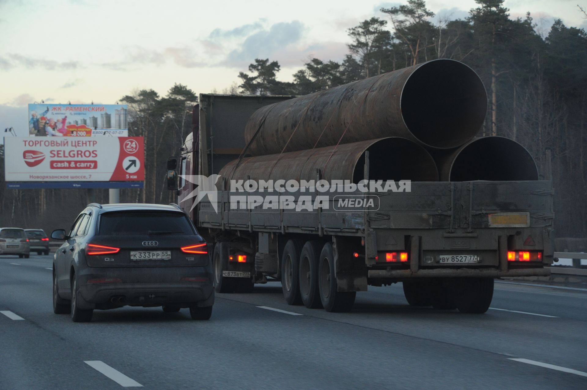 Москва.   Автомобильное движение на Московской кольцевой автодороге (МКАД).