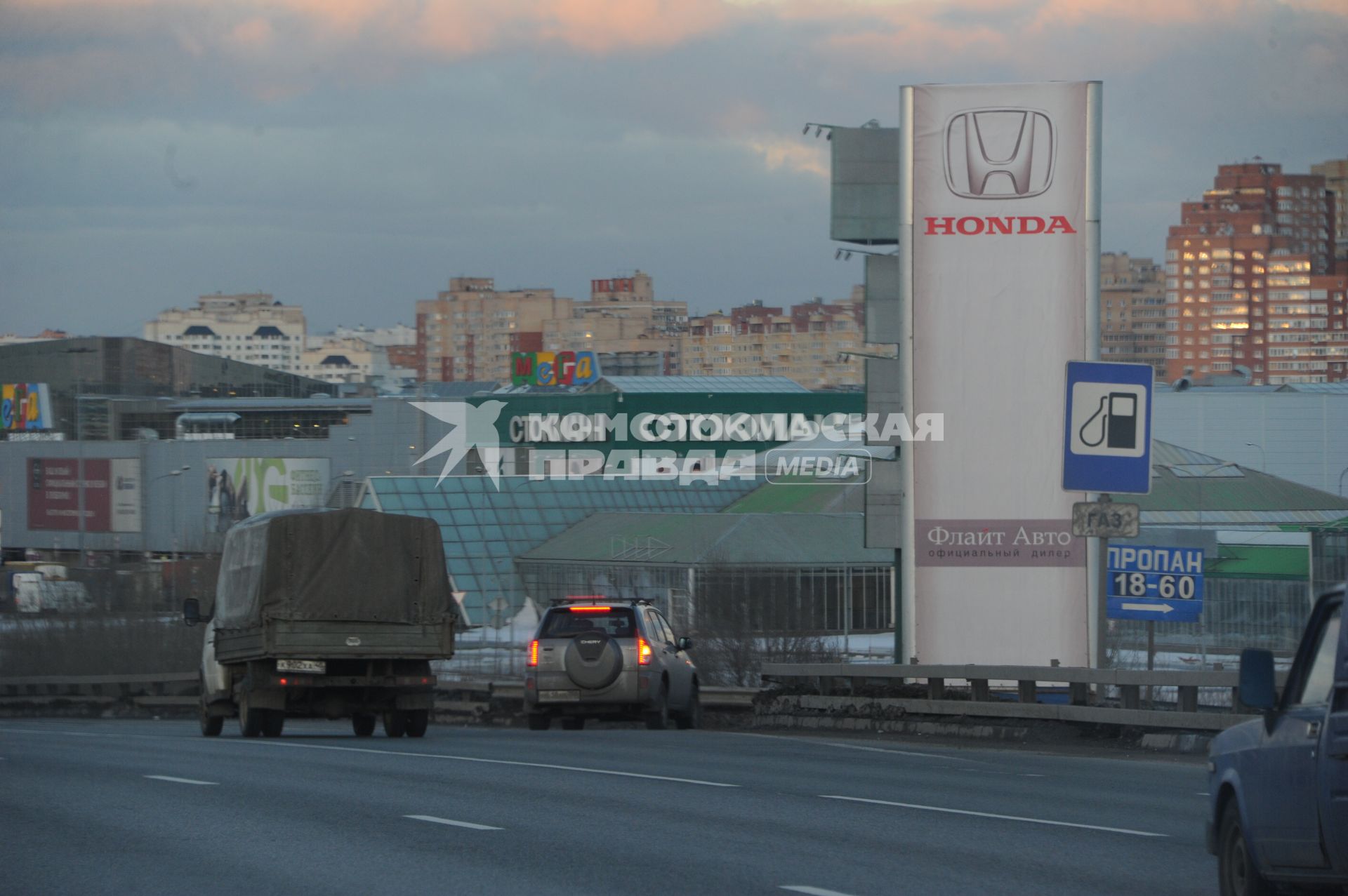 Москва.   Автомобильное движение на Московской кольцевой автодороге (МКАД).