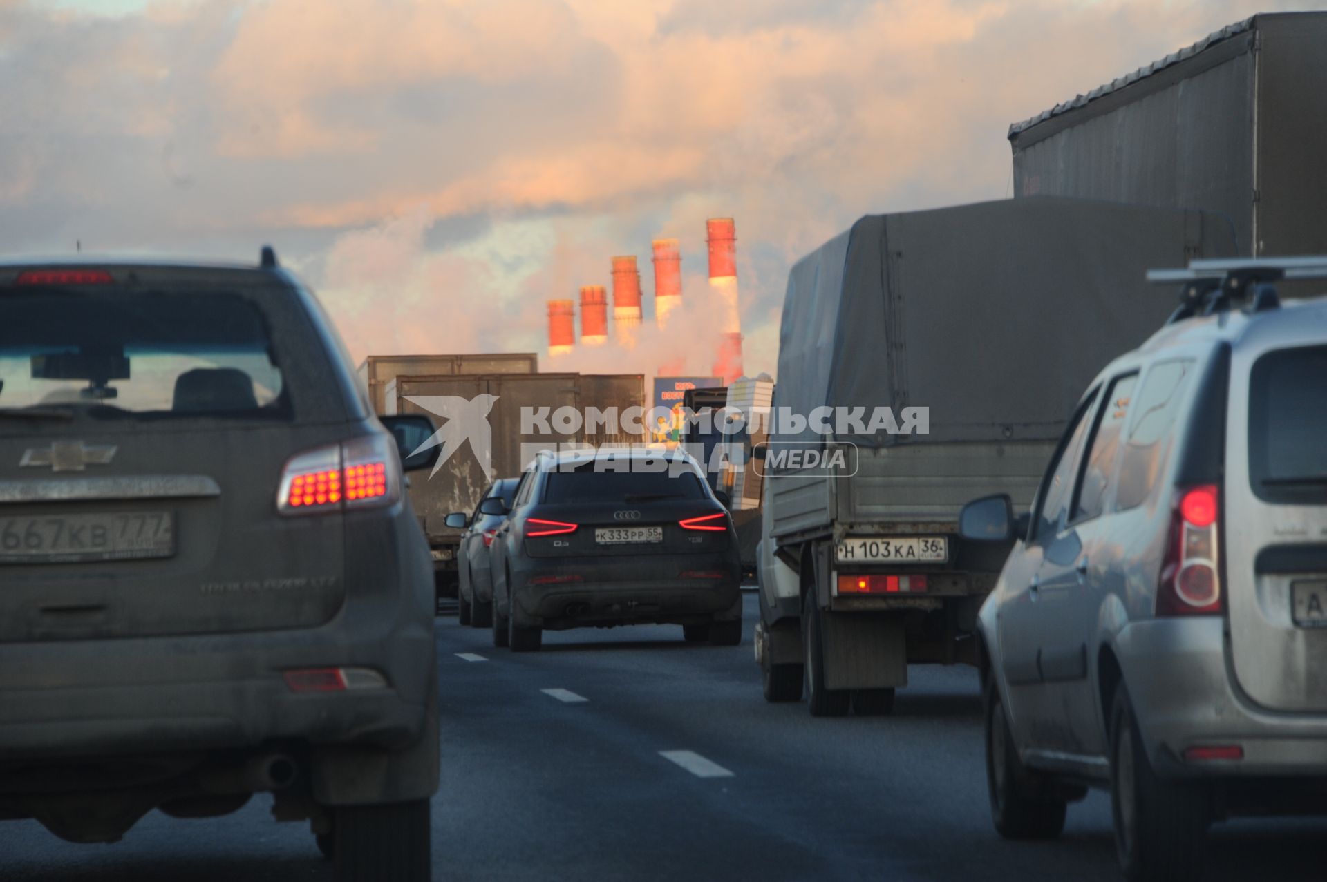 Москва.   Автомобильное движение на Московской кольцевой автодороге (МКАД) в районе Капотни.