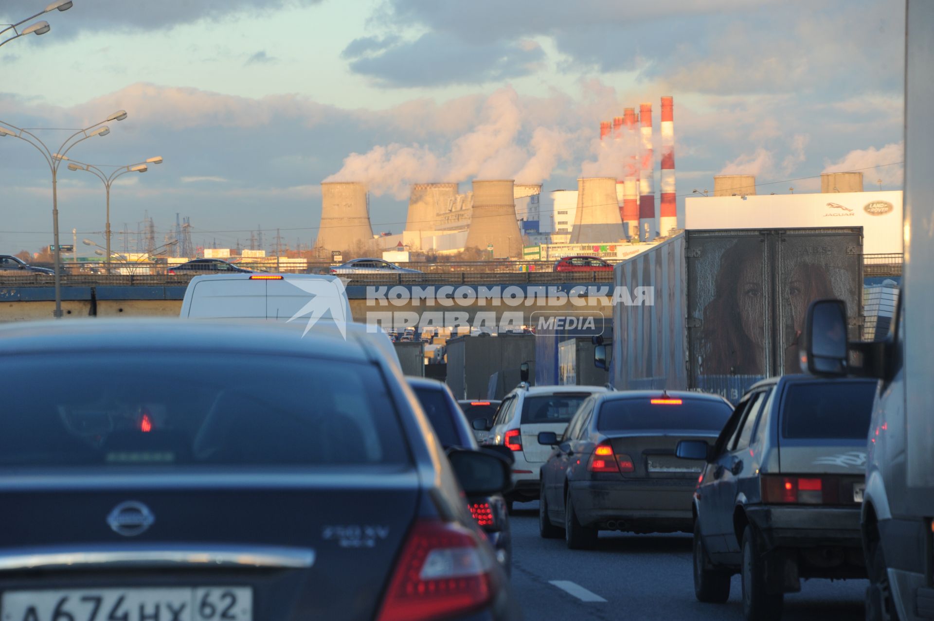 Москва.   Автомобильное движение на Московской кольцевой автодороге (МКАД) в районе Капотни.