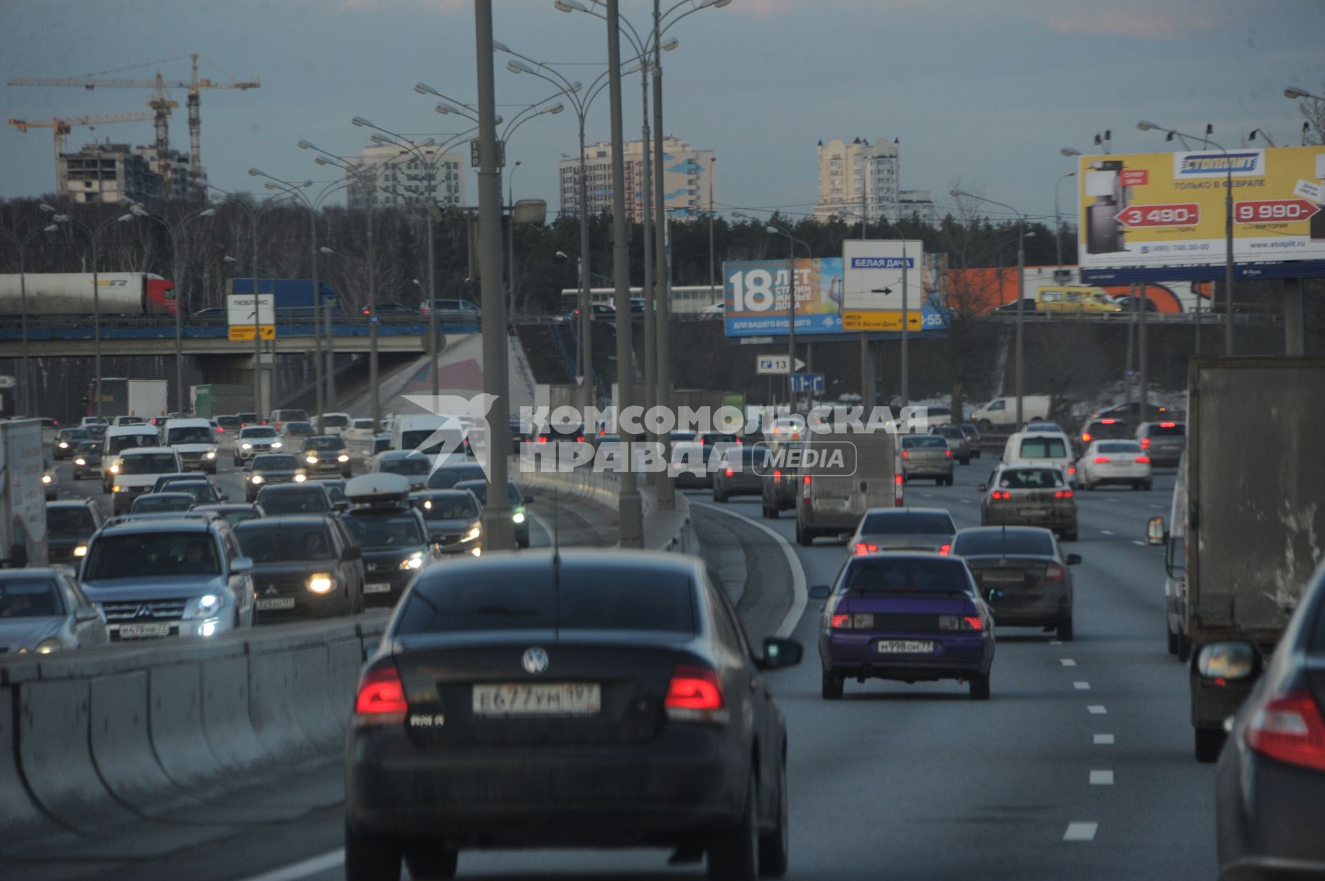 Москва.   Автомобильное движение на Московской кольцевой автодороге (МКАД).