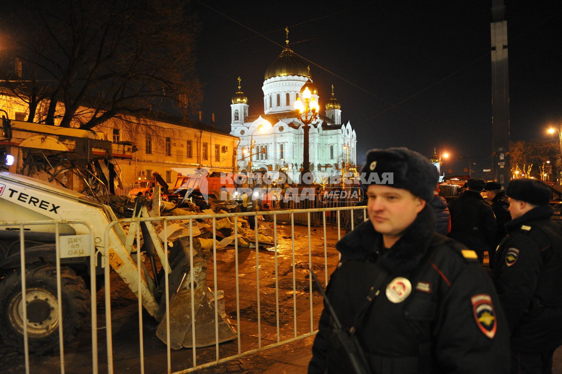 Москва. Во время сноса торговых павильонов, признанных самостроем, у станции метро `Кропоткинская`.