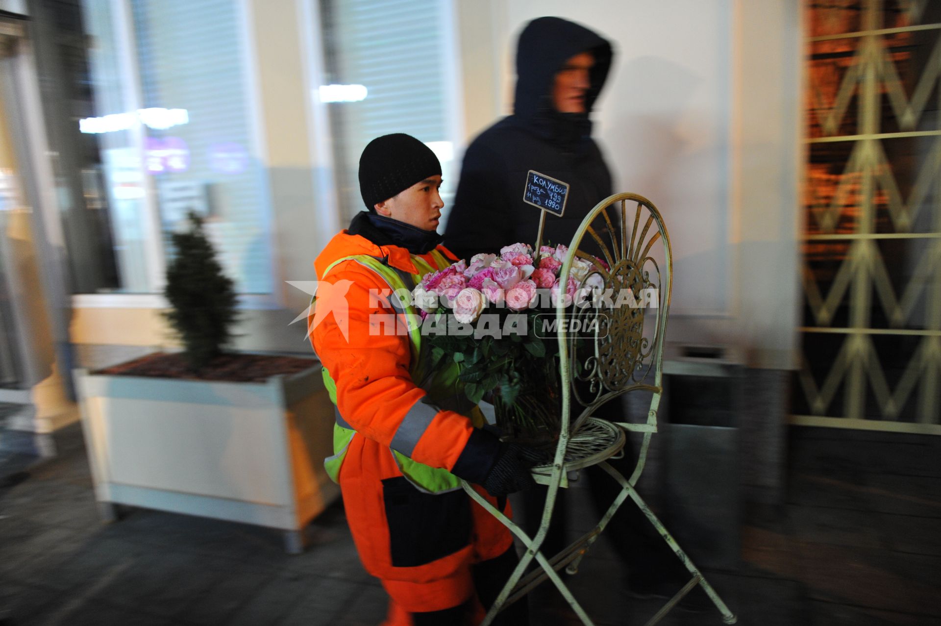 Москва. Во время сноса торговых павильонов, признанных самостроем, у станции метро `Кропоткинская`.