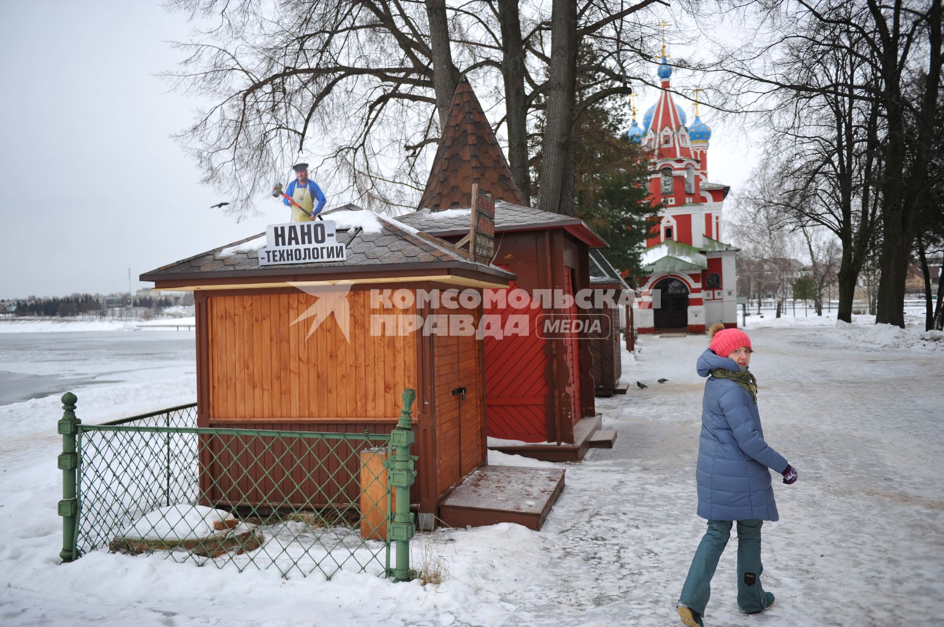 Ярославская область, г. Углич. Девушка у церкви Дмитрия на крови.