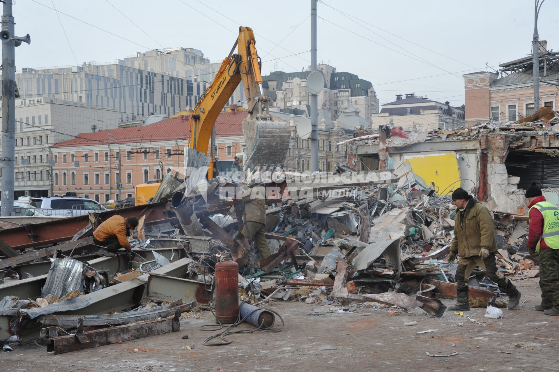 Москва. Во время сноса торговых павильонов, признанных самостроем, у станции метро `Сухаревская`.