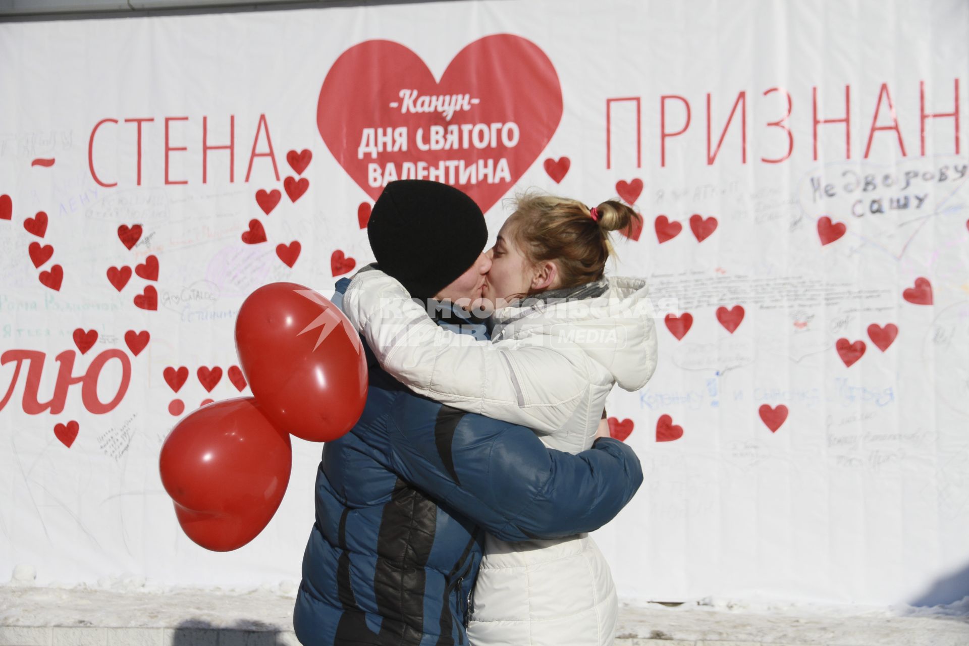 Канун Дня Святого Валентина в Барнауле. Влюбленная пара целуется у стены признаний.