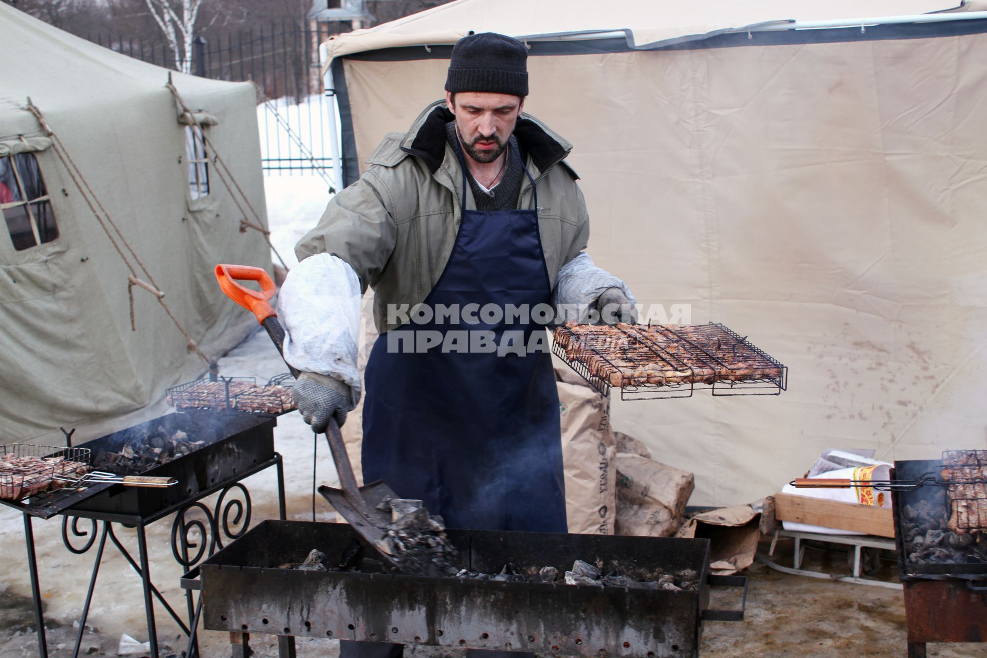 Масленица в Мураново. Повар готовит шашлык на мангале.