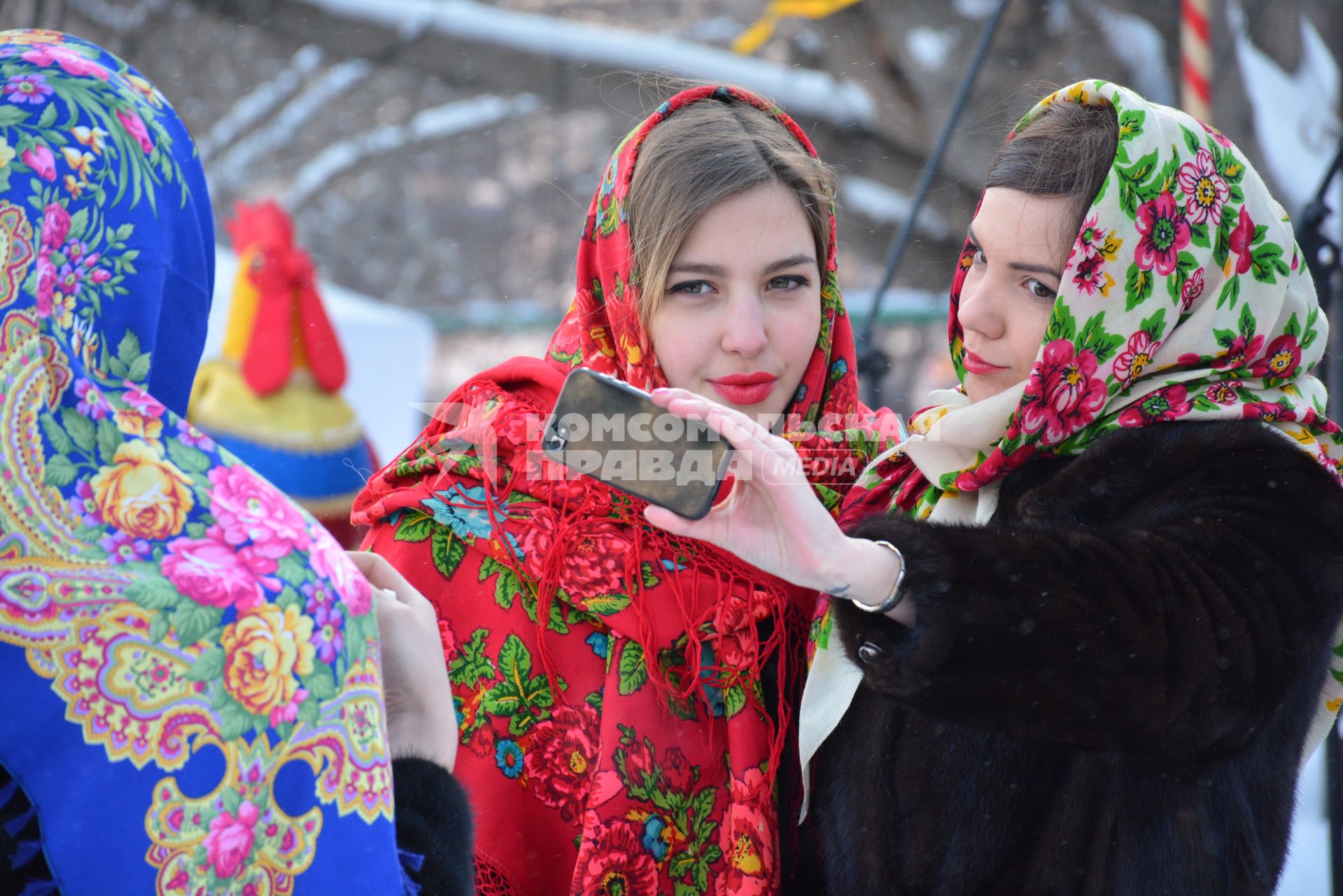 Масленица в Новосибирске. Девочки елают селфи во время праздничных гуляний.