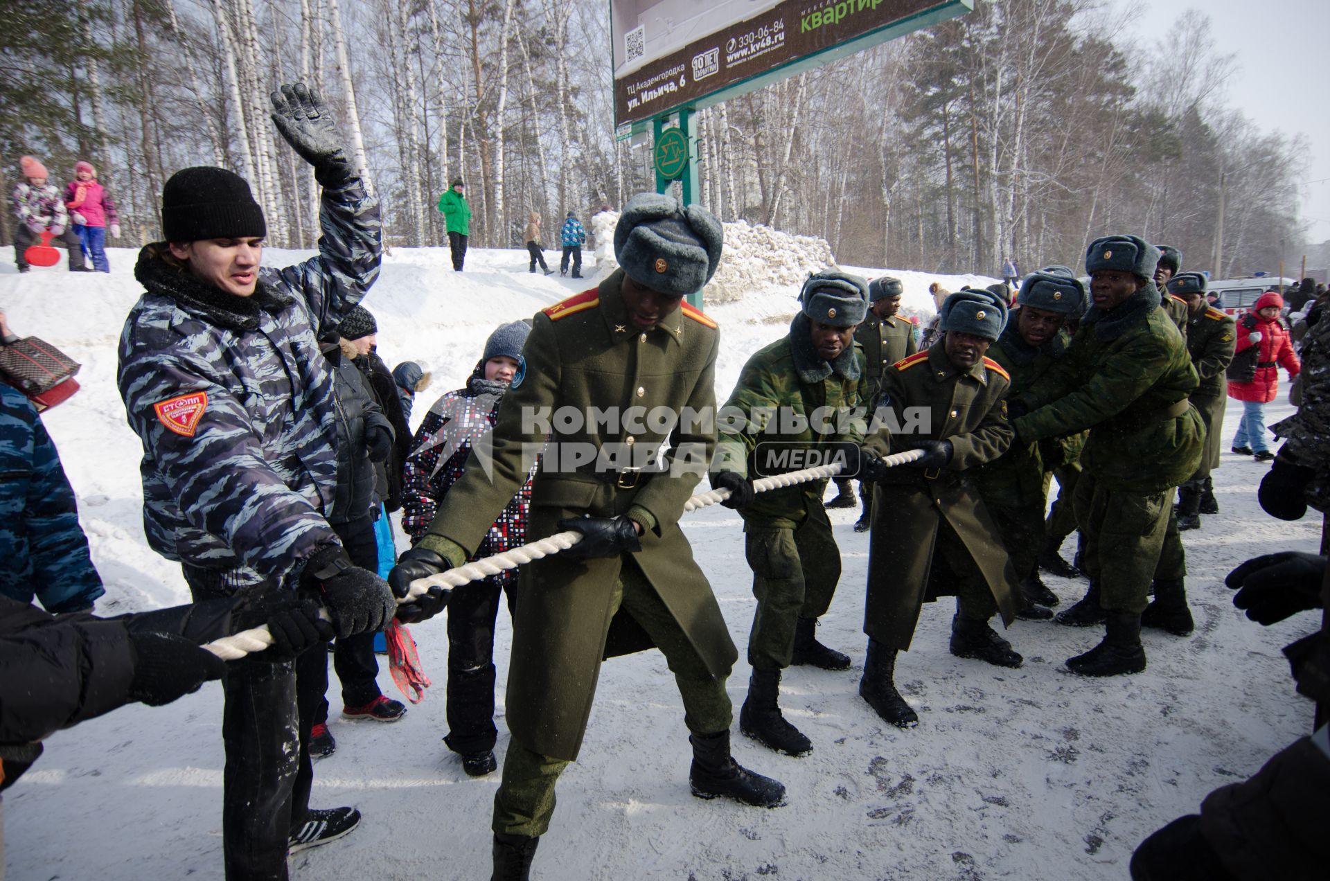 Масленица в Новосибирске. Военные из Конго посетили народные гуляния в Академгородке.