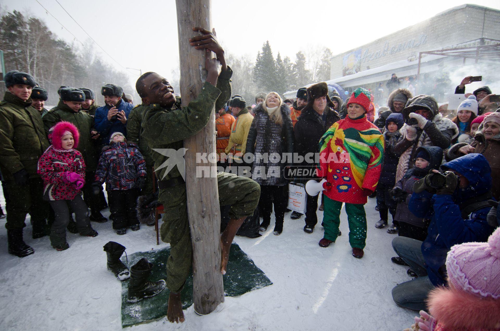 Масленица в Новосибирске. Военные из Конго посетили народные гуляния в Академгородке.
