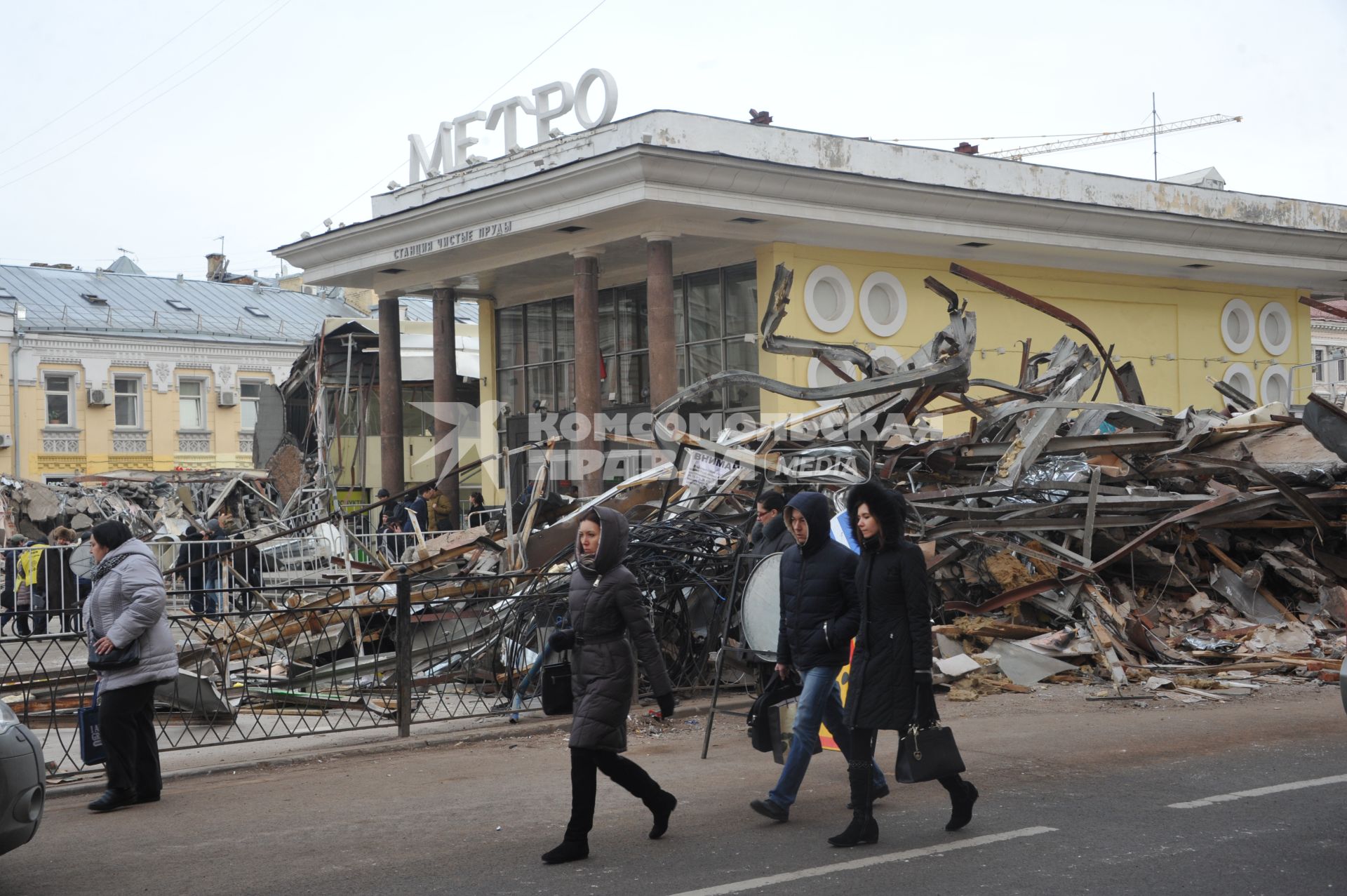 Москва. У входа на станцию метро `Чистые пруды`, где проводится снос торговых павильонов, признанных самостроем.