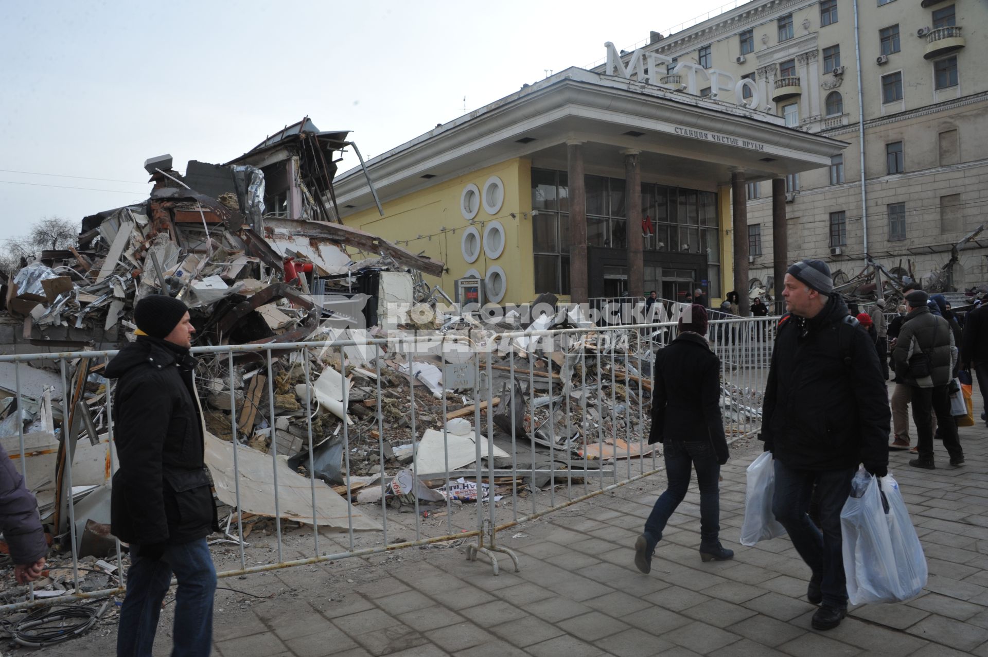 Москва. У входа на станцию метро `Чистые пруды`, где проводится снос торговых павильонов, признанных самостроем.