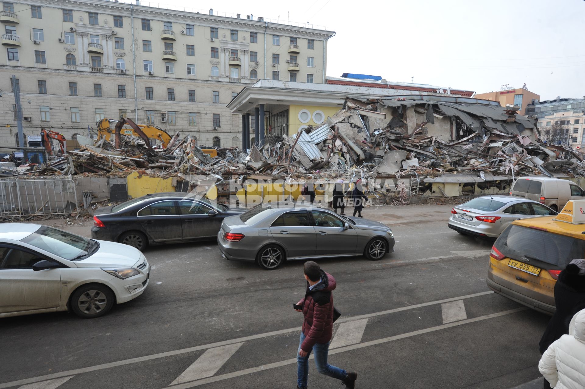 Москва. У входа на станцию метро `Чистые пруды`, где проводится снос торговых павильонов, признанных самостроем.