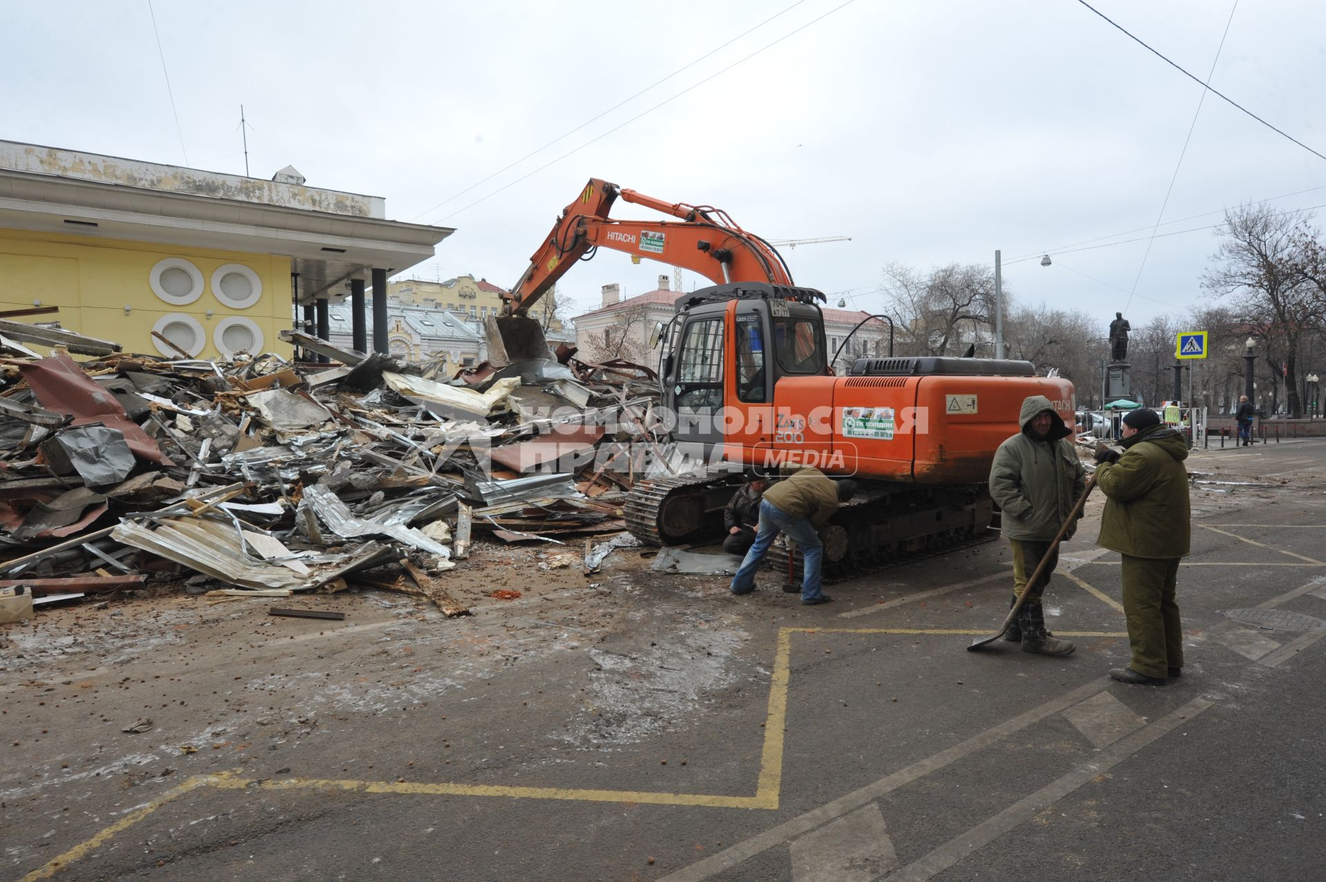 Москва. У входа на станцию метро `Чистые пруды`, где проводится снос торговых павильонов, признанных самостроем.