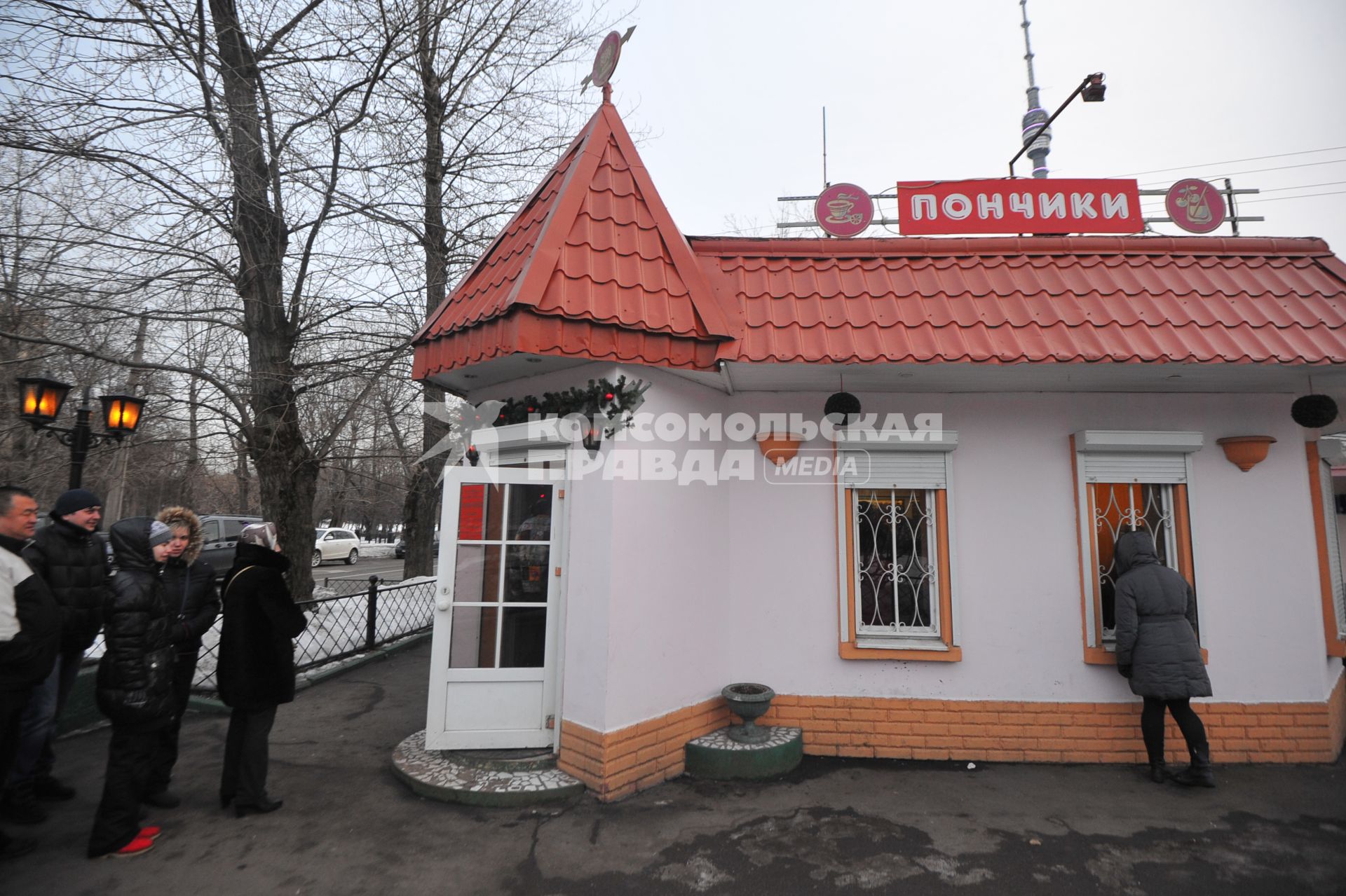 Москва.   Очередь в магазин `Пончики` на Останкинской улице.