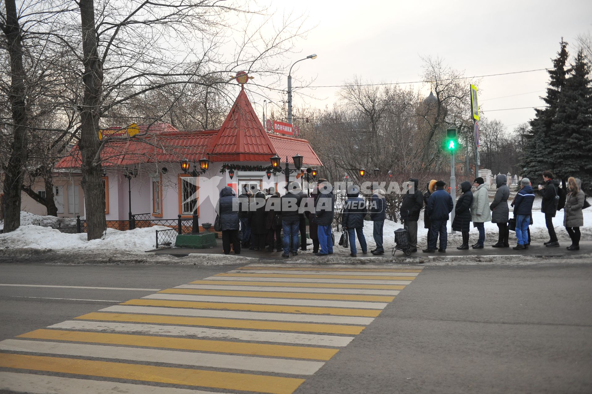 Москва.   Очередь в магазин `Пончики` на Останкинской улице.