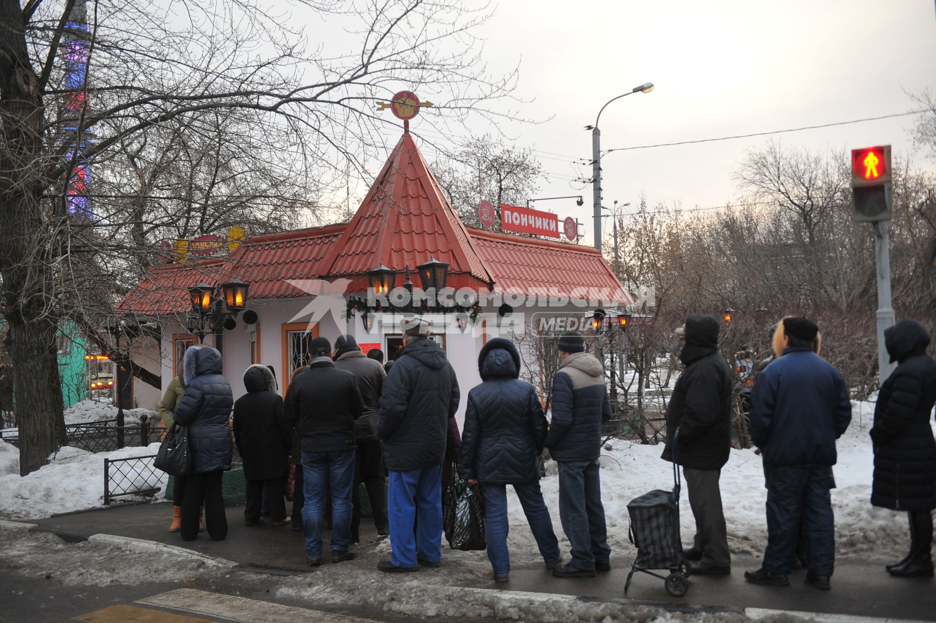 Москва.   Очередь в магазин `Пончики` на Останкинской улице.