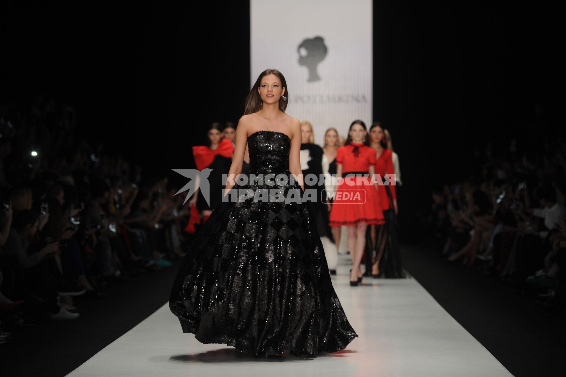 Москва. Российская Неделя моды `Mercedes-Benz Fashion Week Russia` в ЦВЗ `Манеж`. Модель Леся Кафельникова во время показа коллекции Bella Potemkina.