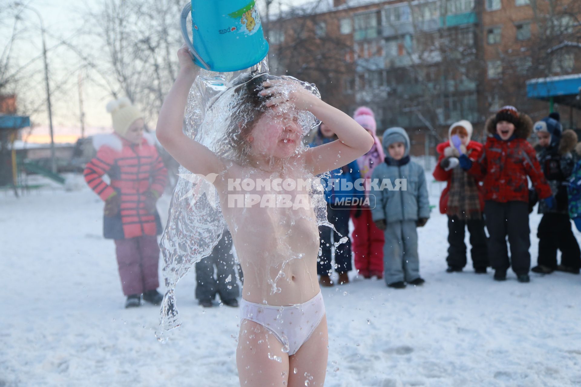 Красноярск. Дети обливаются холодной водой на морозе.