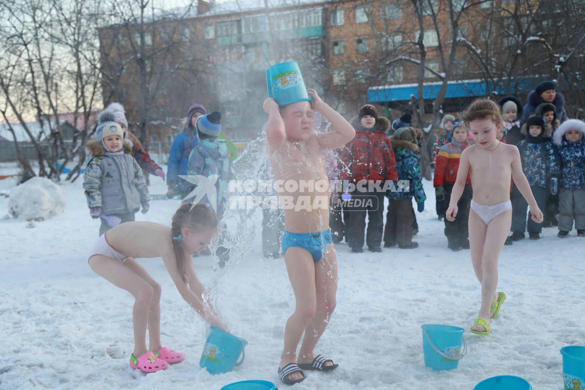 Красноярск. Дети обливаются холодной водой на морозе.