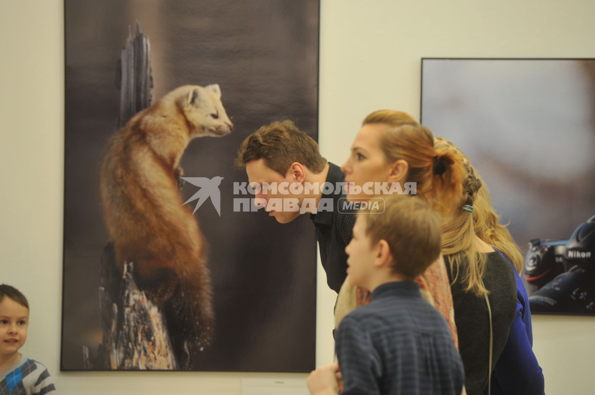 Москва.   Посетители на фотовыставке,  открывшейся в рамках III Общероссийского фестиваля природы `Первозданная Россия`, в Центральном Доме Художника.