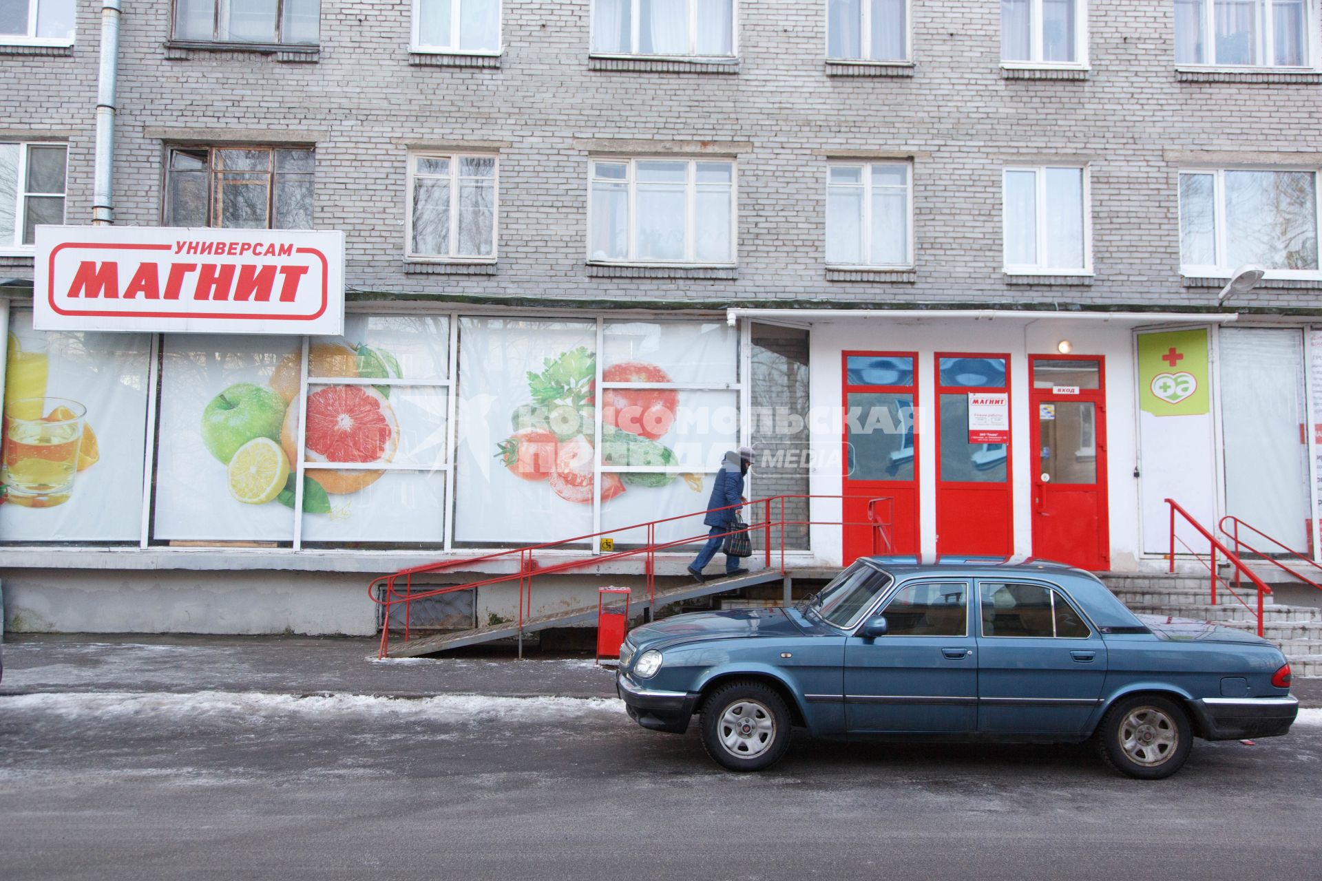 Санкт-Петербург. Магазин `Магнит` на Широкой улице в Кронштадте, где накануне произошел инцедент. Сотрудники магазина задержали по подозрению в краже масла 81-летнюю блокадницу Раузу Галимову. Женщину доставили в ОВД Кронштадтского района, где она в последствии умерла от инфаркта.