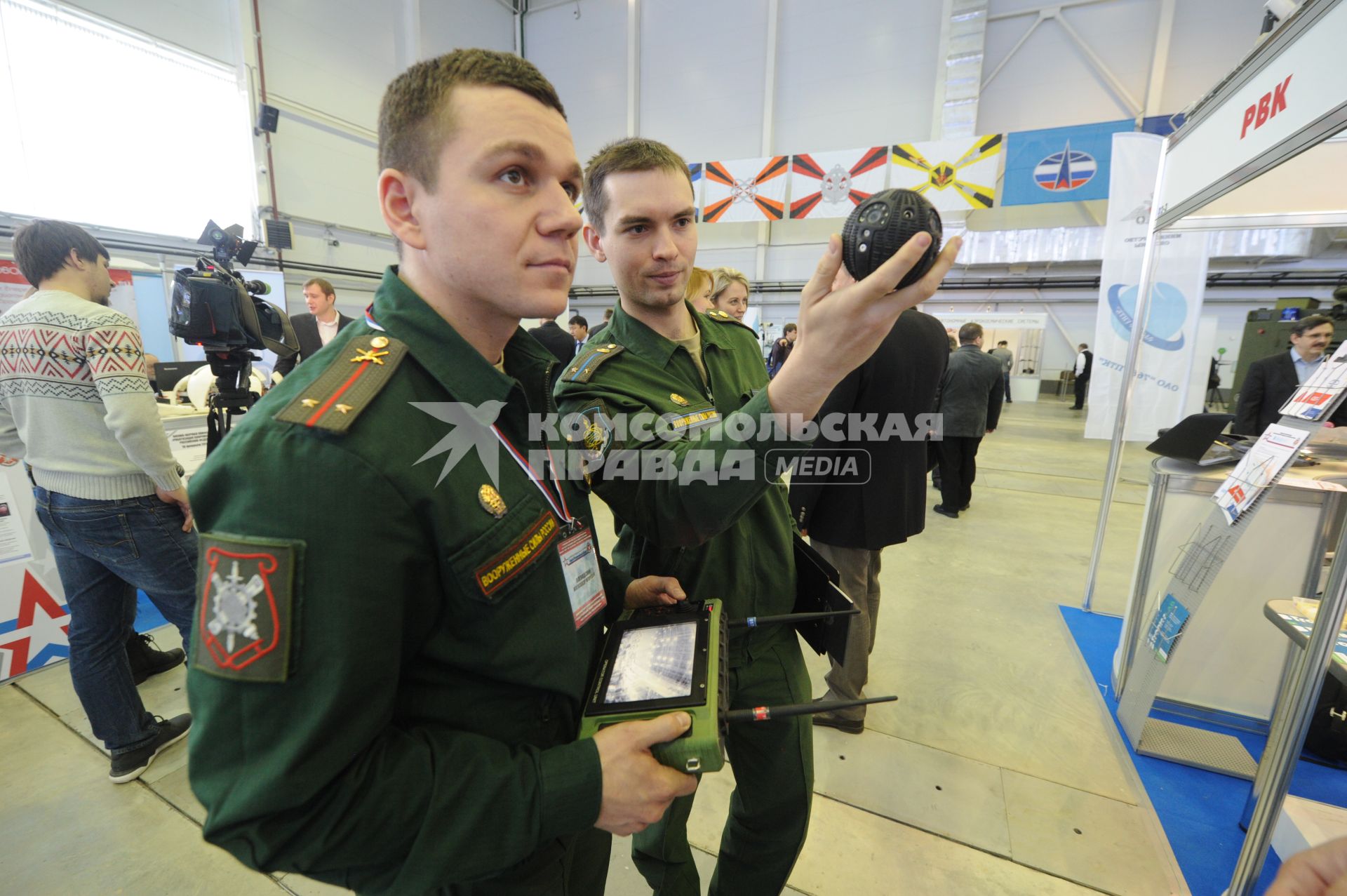 Московская область. г. Кубинка. Военнослужащие испытывают  панорамную камеру на выставке, открывшейся   в рамках первой военно-научной конференции  `Роботизация Вооруженных Сил РФ` в  военно-патриотическом парке культуры и отдыха ВС РФ `Патриот`.