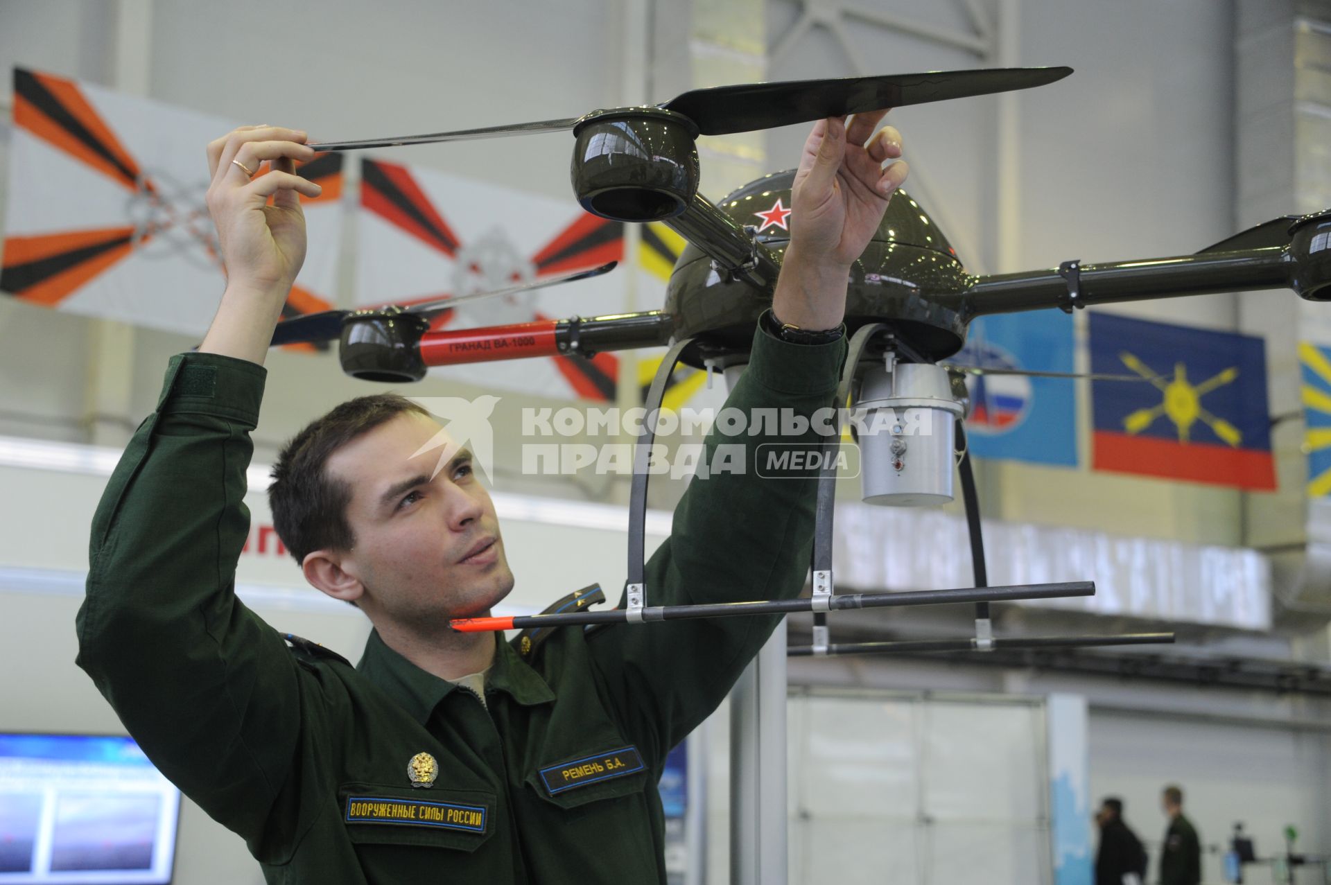 Московская область. г. Кубинка.  Военнослужащий осматривает беспилотный летательный аппарат `Гранад ВА-1000` на выставке, открывшейся   в рамках первой военно-научной конференции  `Роботизация Вооруженных Сил РФ` в  военно-патриотическом парке культуры и отдыха ВС РФ `Патриот`.