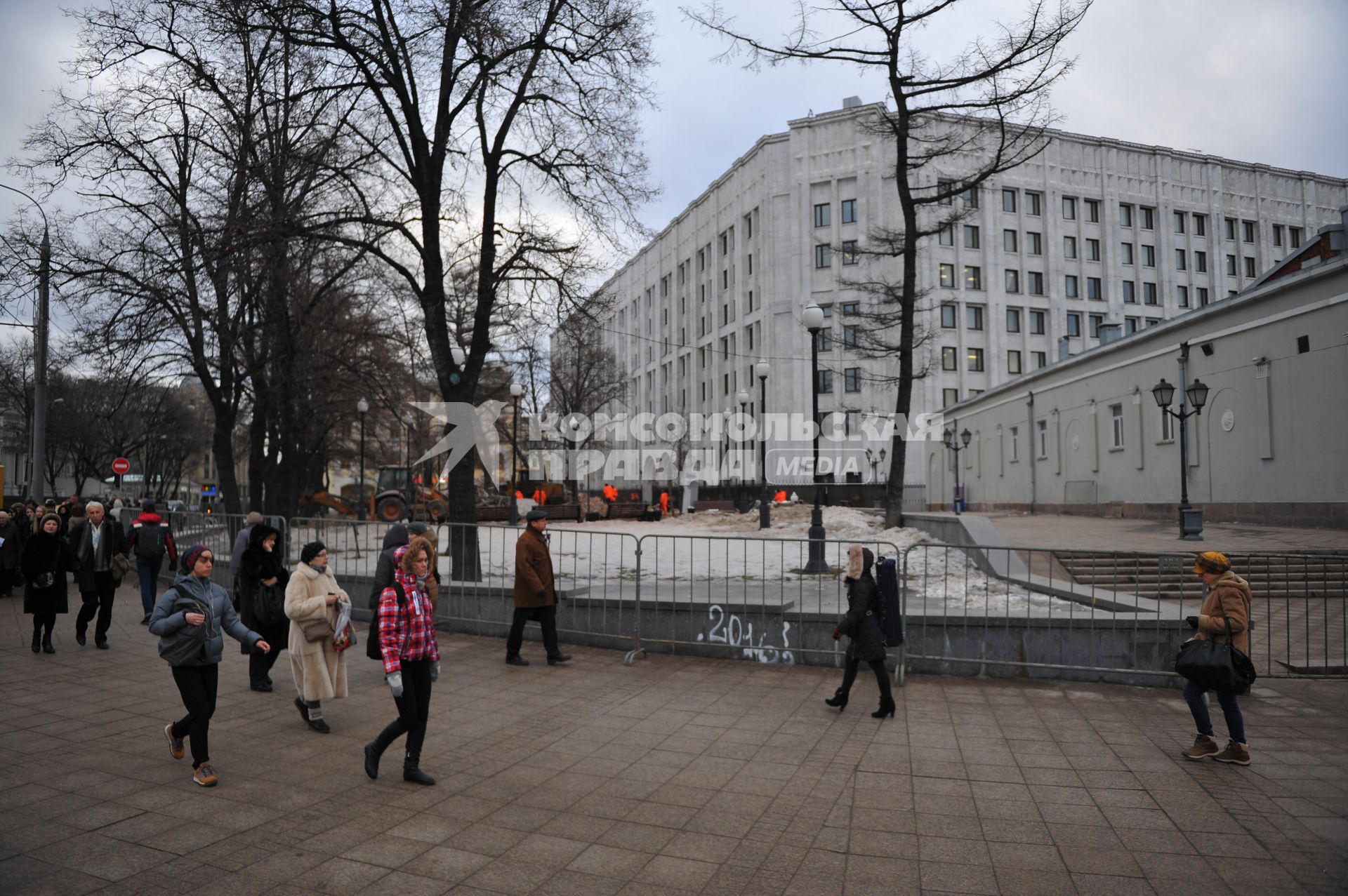 Москва. На месте снесенных торговых павильонов, признанных самостроем, на улице Воздвиженка.