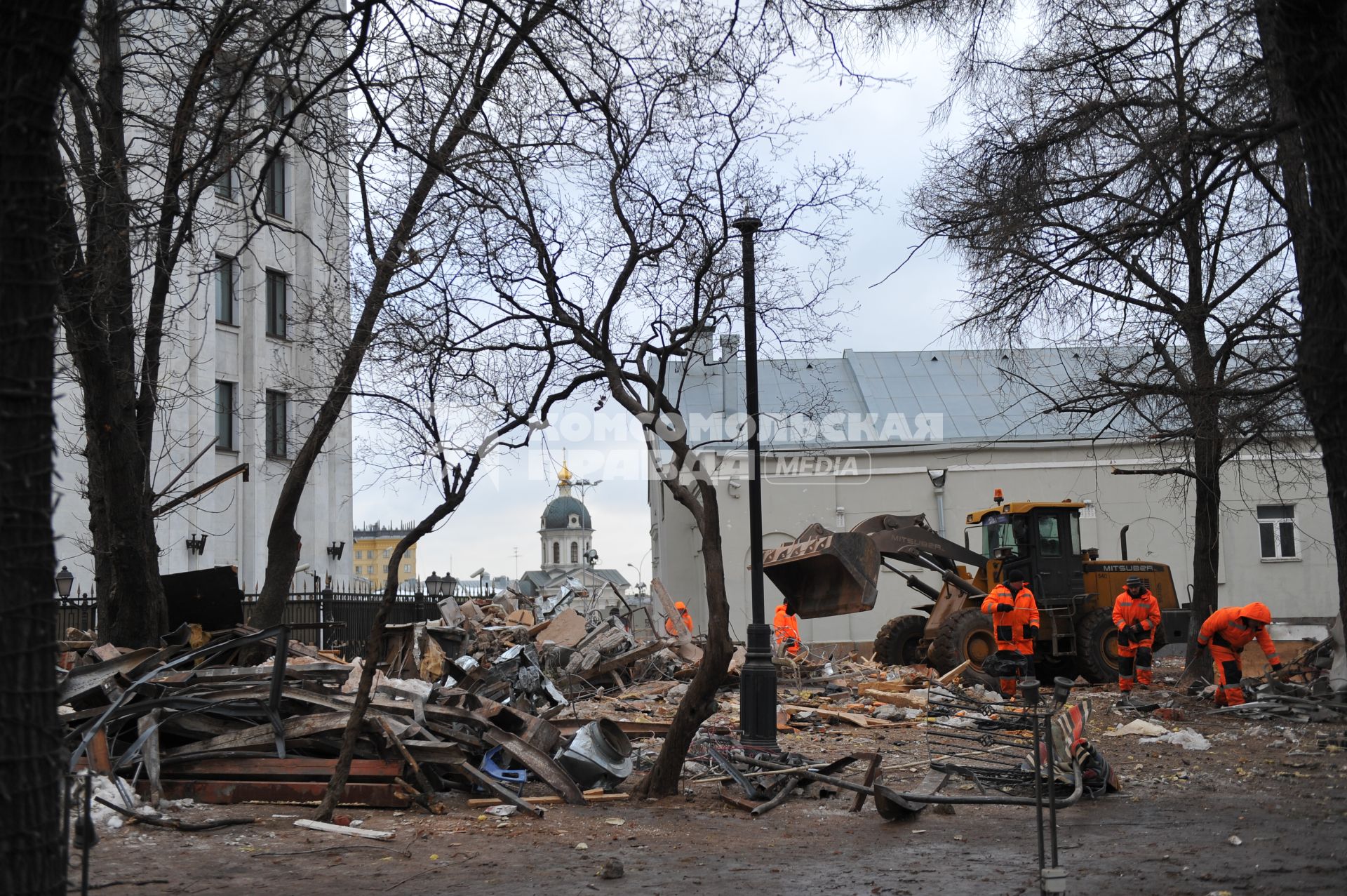 Москва. На месте снесенных торговых павильонов, признанных самостроем, на улице Воздвиженка.