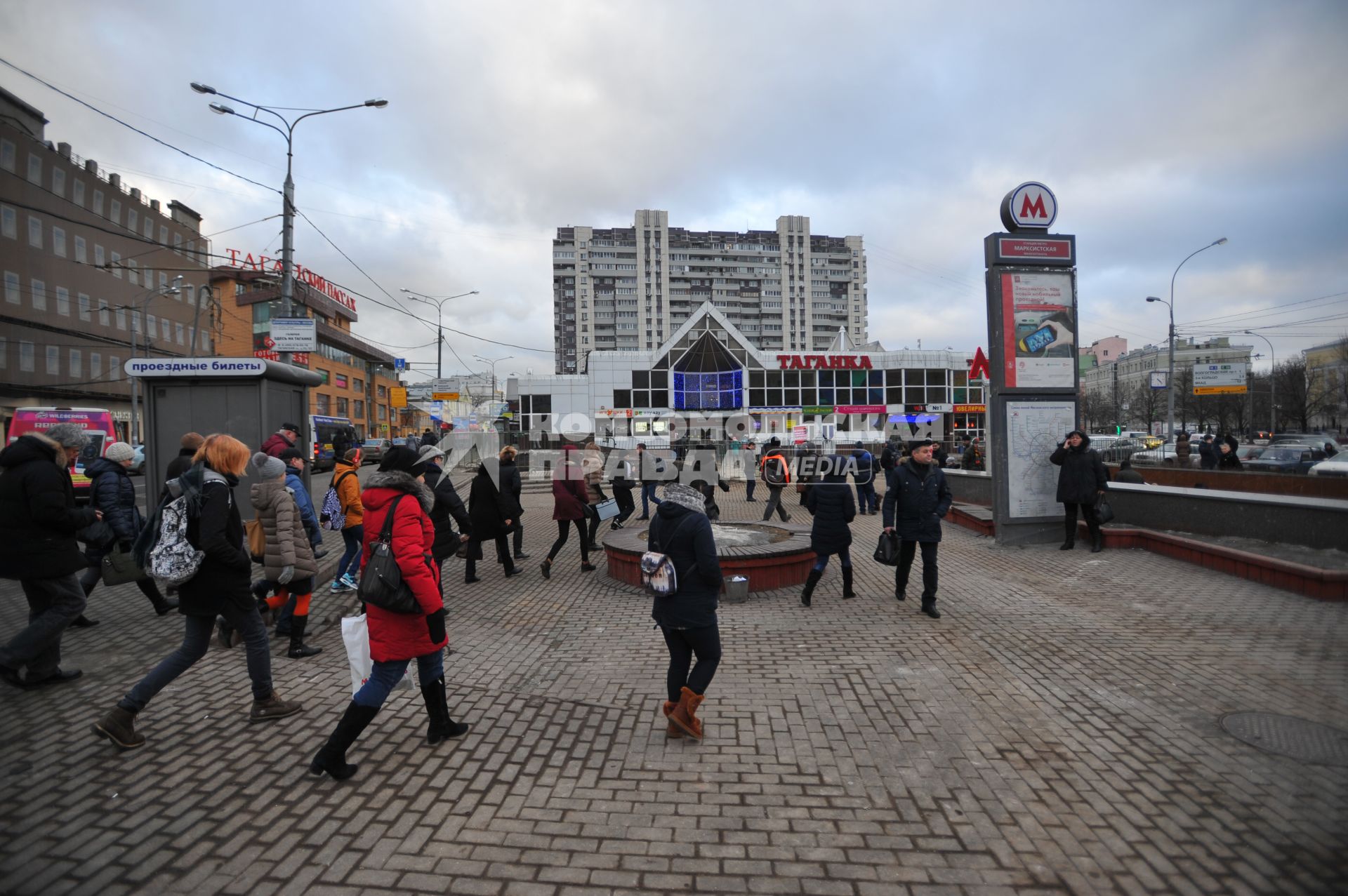 Москва.  После сноса торговых павильонов, признанных самостроем, у станции метро `Марксистская`.